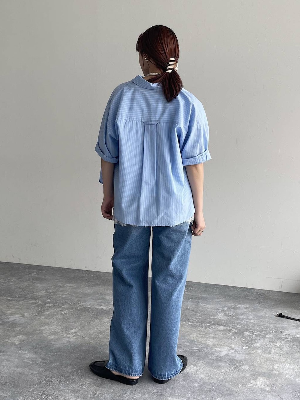ブルー系のデニムパンツ、ブルー系のシャツ/ブラウス、ホワイト系のTシャツ/カットソーを着用したレディースの夏コーディネートの4枚目の写真