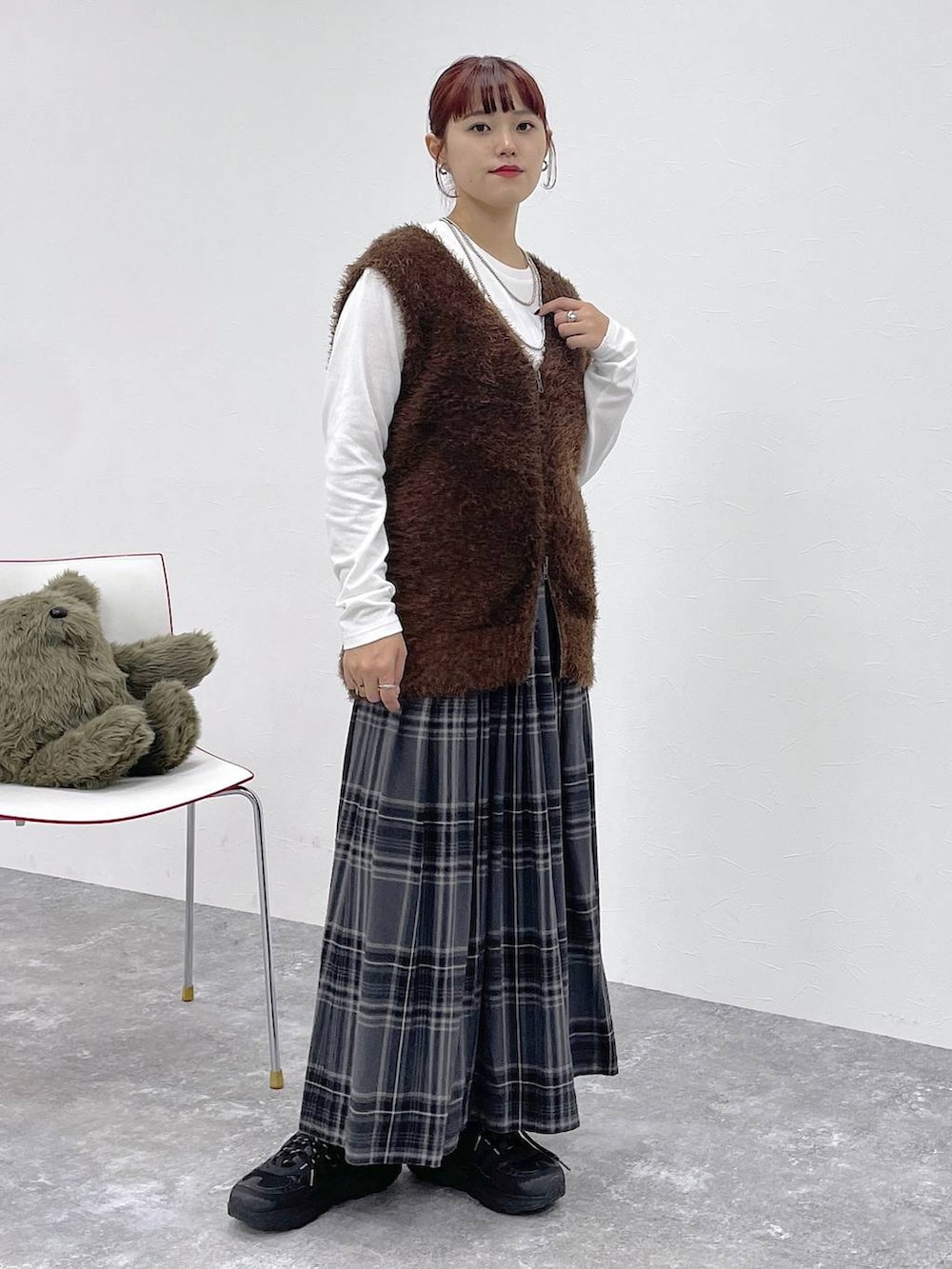 ホワイト系のTシャツ/カットソー、グレー系のスカートを着用したレディースの秋コーディネートの8枚目の写真