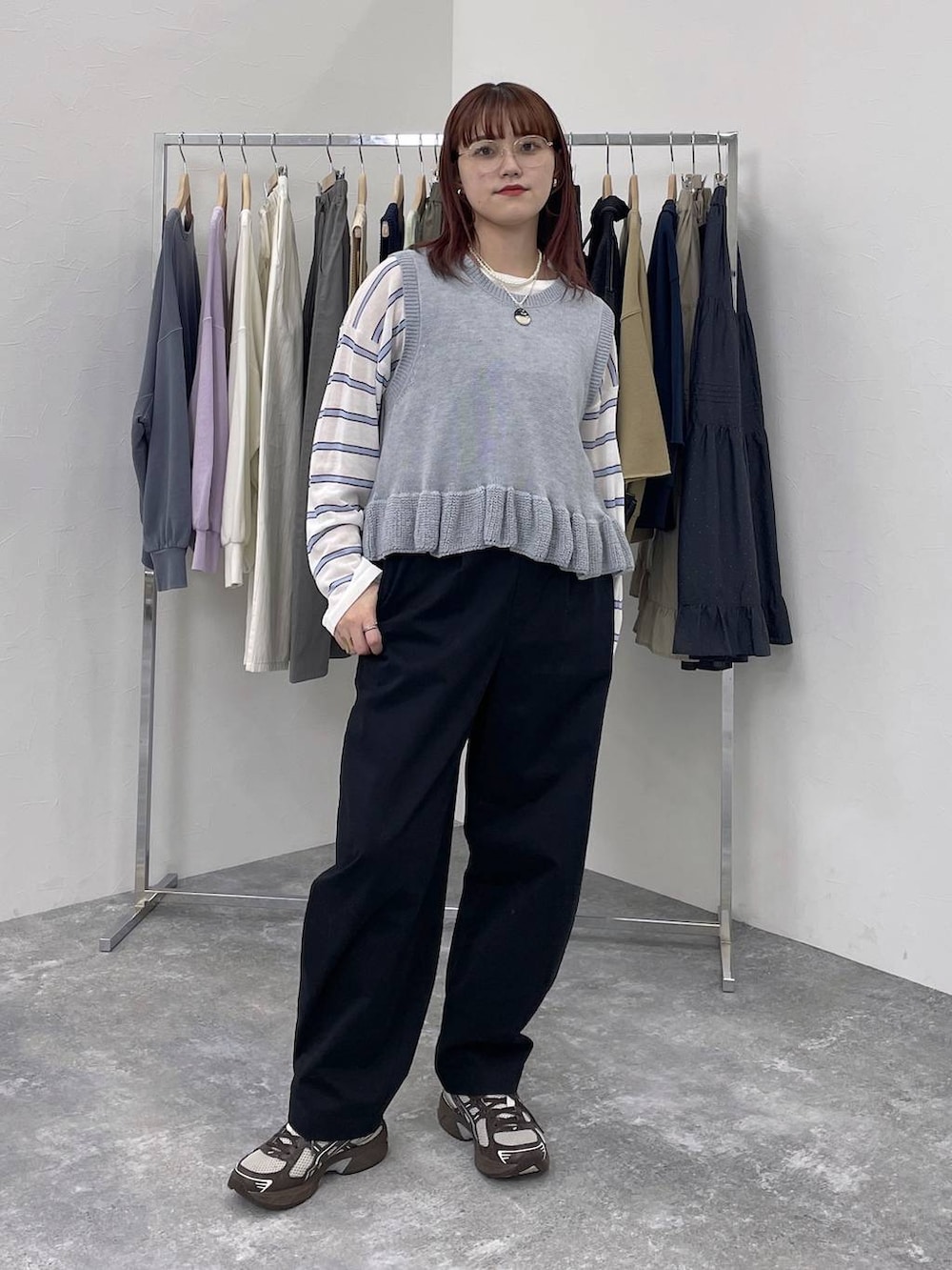 ブラック系のその他パンツ、グレー系のベストを着用したレディースの春コーディネートの5枚目の写真