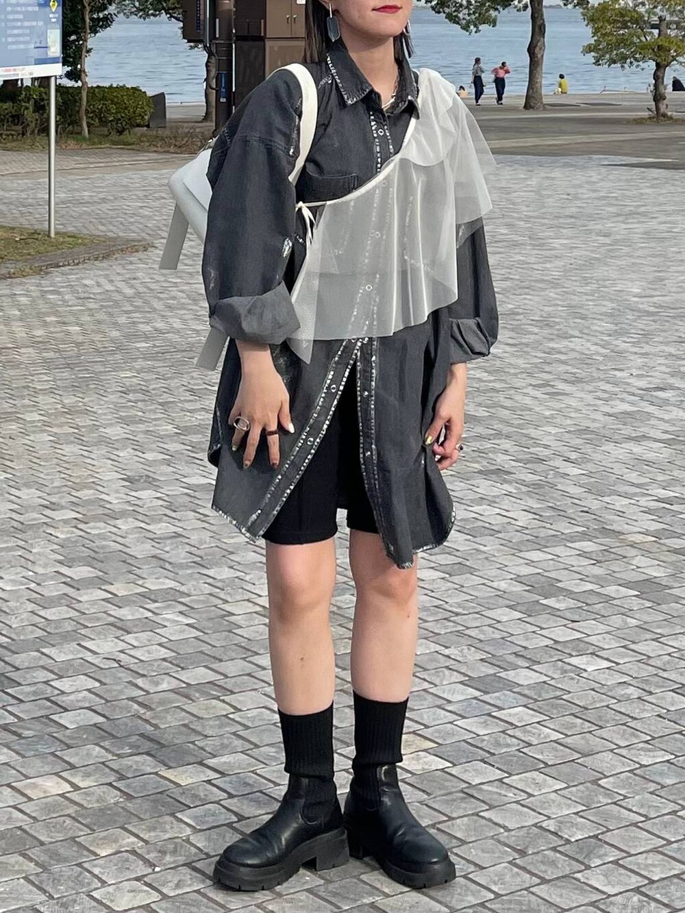 ブラック系のその他パンツ、ブラック系のシャツ/ブラウス、ホワイト系の付け襟を着用したレディースの冬コーディネートの4枚目の写真