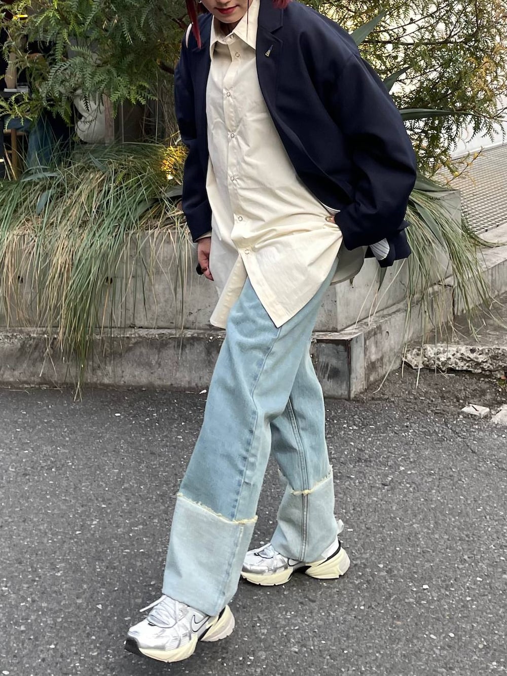 ブルー系のテーラードジャケット、ベージュ系のシャツ/ブラウス、ブルー系のデニムパンツを着用したレディースの春コーディネートの4枚目の写真