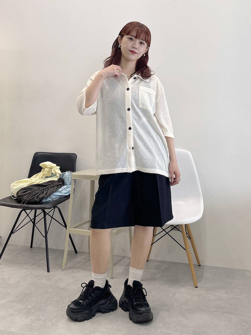 ブラック系のスニーカー、ブラック系のその他パンツ、ホワイト系のシャツ/ブラウスを着用したレディースの春コーディネートの7枚目の写真