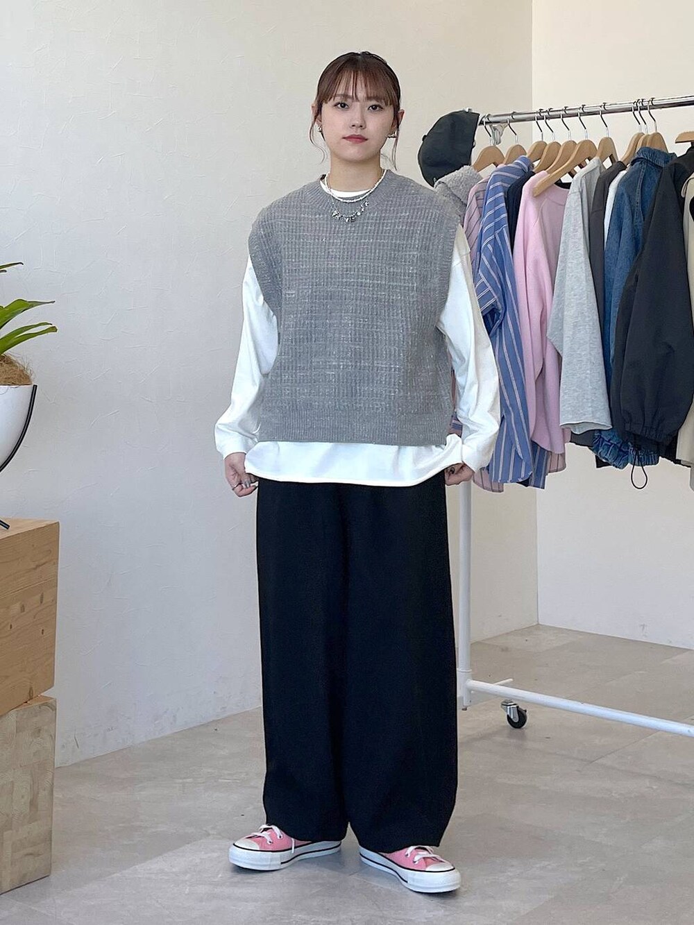 ブラック系のその他パンツ、ホワイト系のTシャツ/カットソー、グレー系のベストを着用したレディースの冬コーディネートの5枚目の写真
