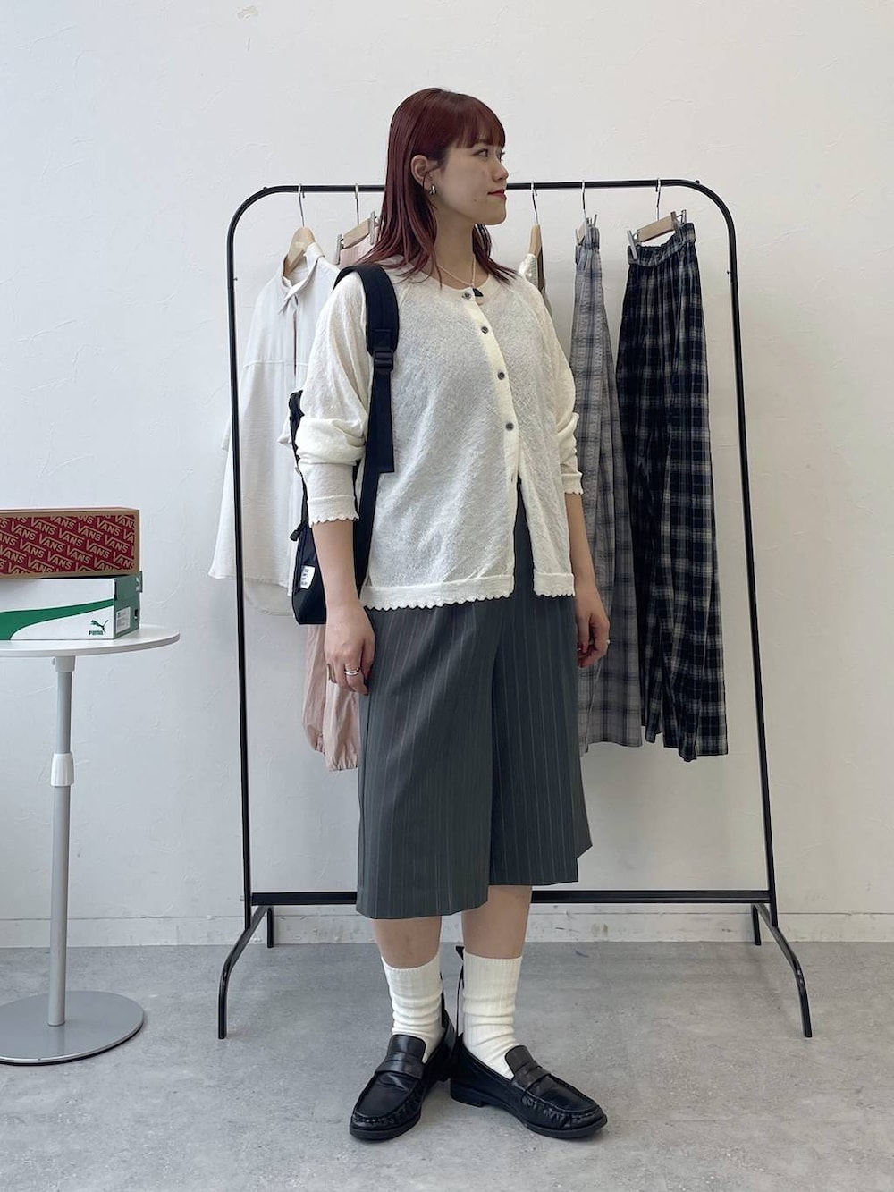 ブラック系のローファー、ブラック系のバックパック/リュック、グレー系のスラックスを着用したレディースの春コーディネートの6枚目の写真