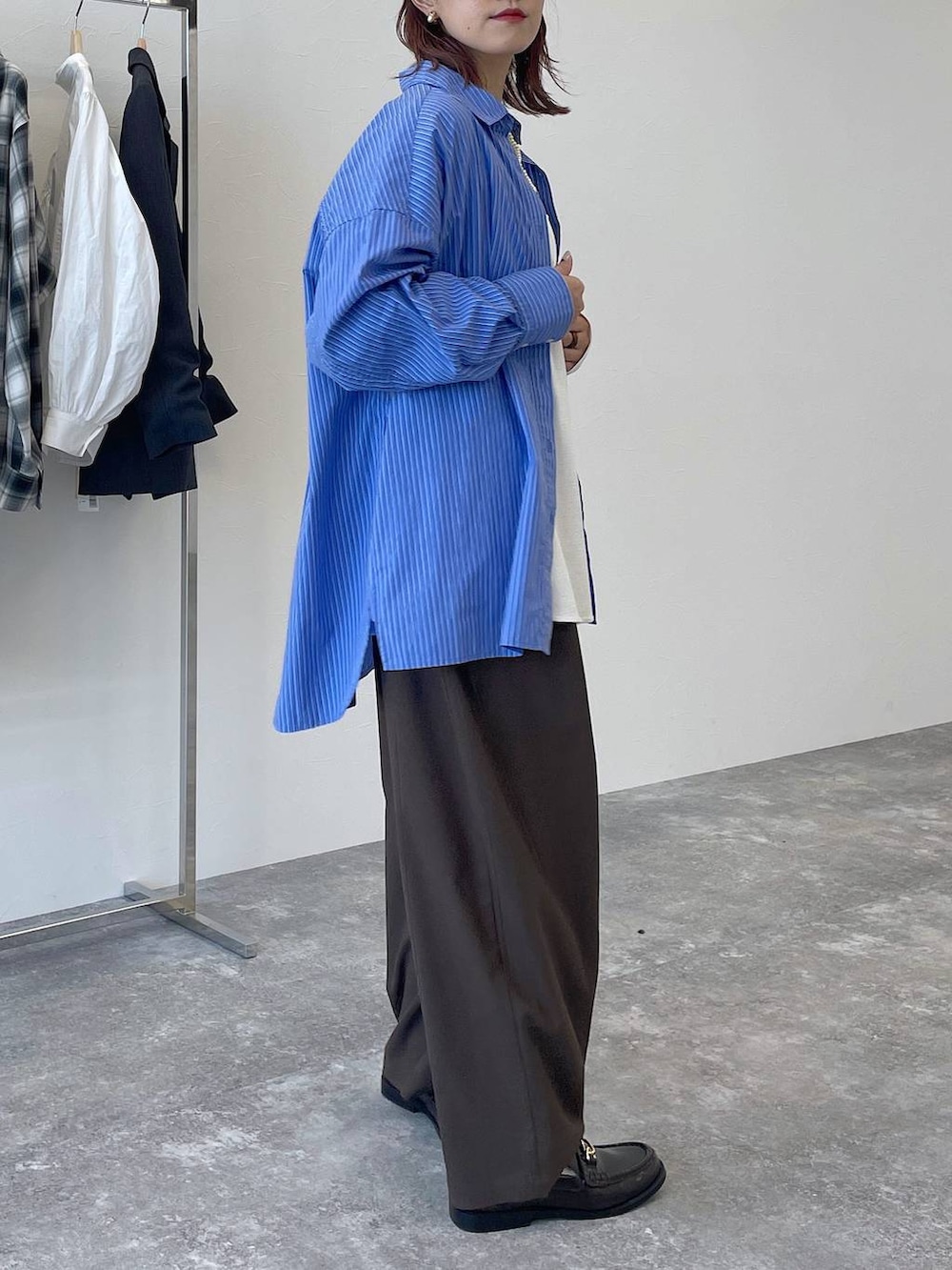 ブラウン系のその他パンツ、グレー系のTシャツ/カットソー、その他のシャツ/ブラウスを着用したレディースの秋コーディネートの4枚目の写真