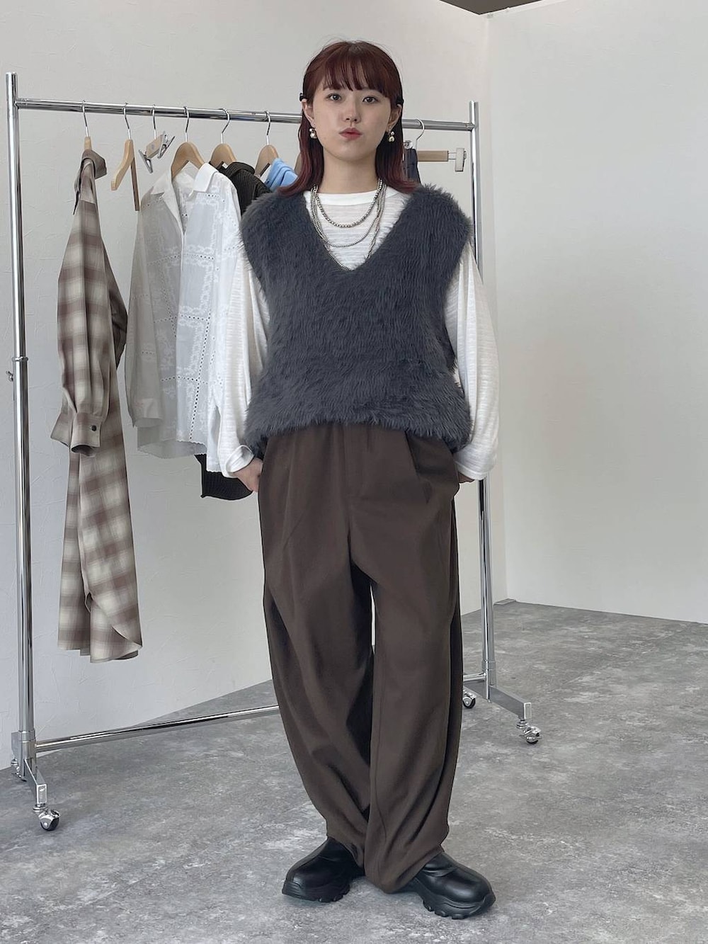 ブラウン系のその他パンツ、ブラック系のブーツ、ホワイト系のTシャツ/カットソーを着用したレディースの秋コーディネートの2枚目の写真