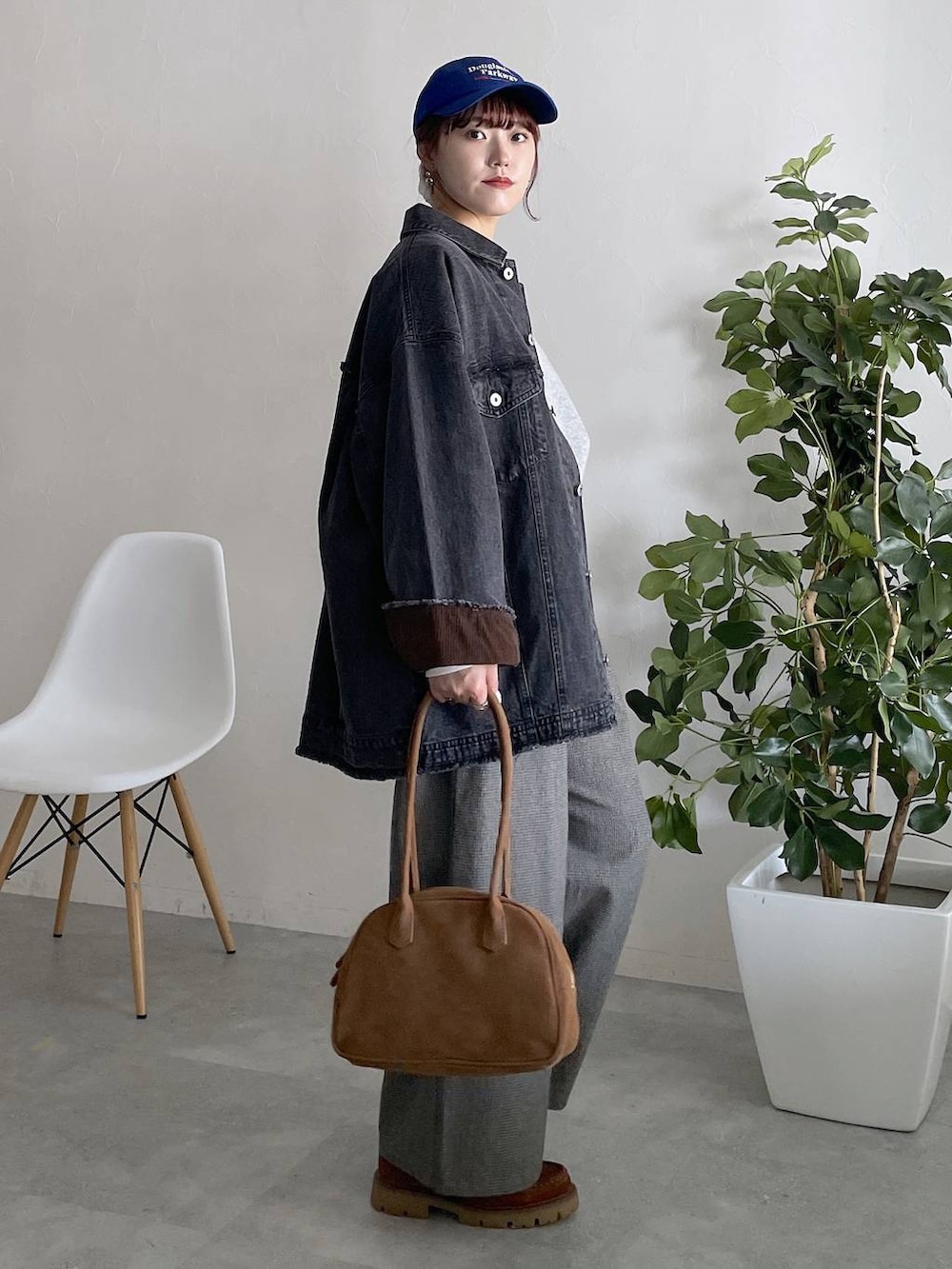 ブラック系のデニムジャケット、その他のその他パンツ、ホワイト系のTシャツ/カットソーを着用したレディースの秋コーディネートの2枚目の写真