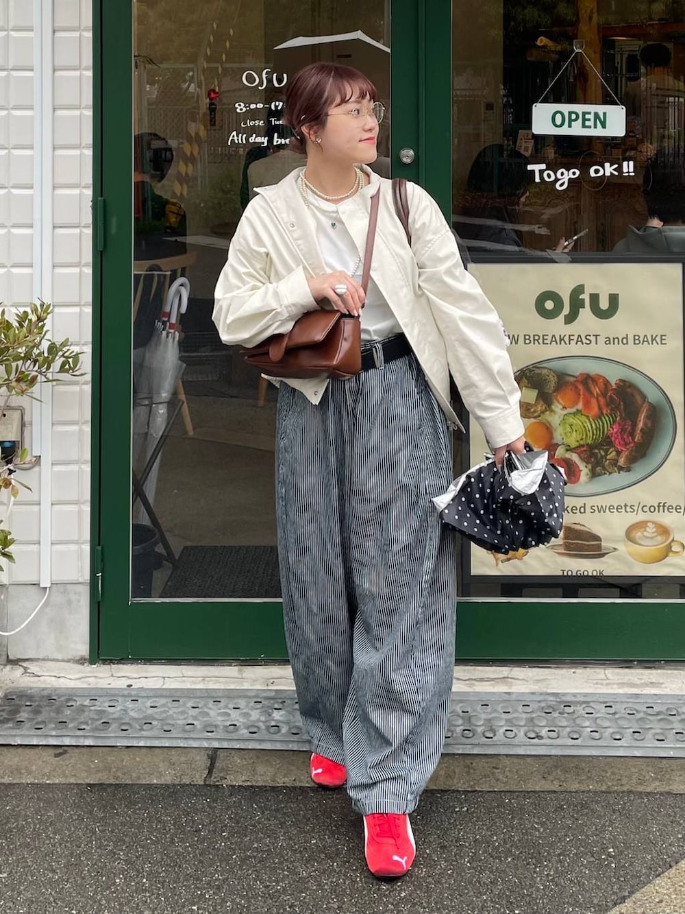 ホワイト系のTシャツ/カットソー、その他のその他パンツ、ベージュ系のブルゾンを着用したレディースの春コーディネートの3枚目の写真