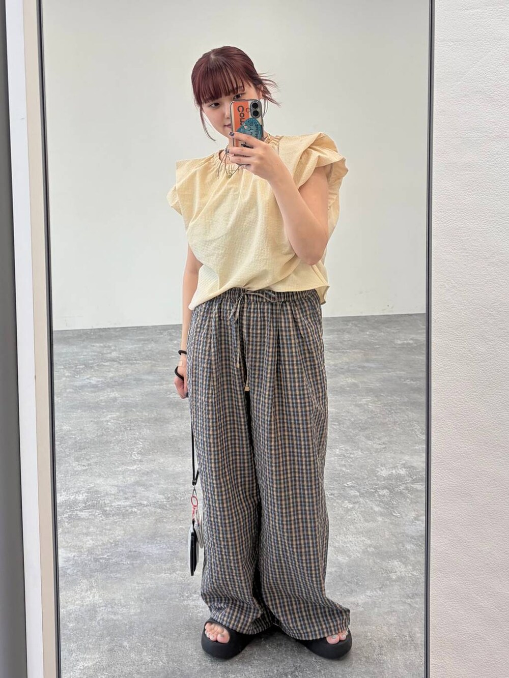 ベージュ系のシャツ/ブラウス、ブラウン系のその他パンツを着用したレディースの夏コーディネートの5枚目の写真