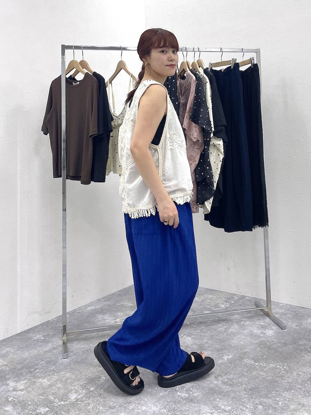 ベージュ系のシャツ/ブラウス、ブルー系のその他パンツ、ブラック系のサンダルを着用したレディースの夏コーディネートの2枚目の写真