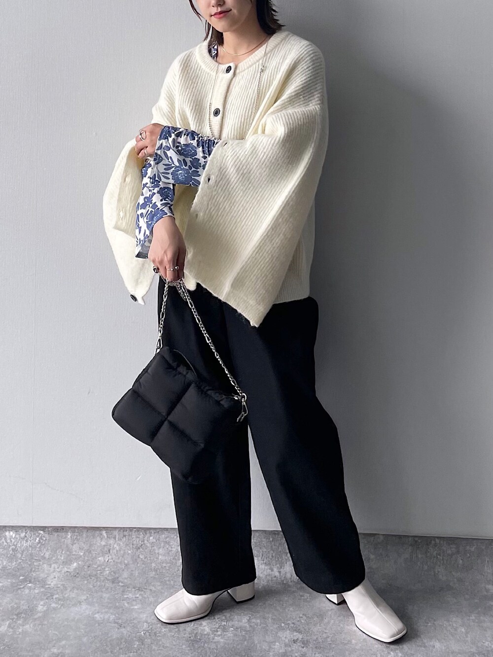 ブラック系のその他パンツ、ホワイト系のブーツ、パープル系のTシャツ/カットソーを着用したレディースの冬コーディネートの2枚目の写真