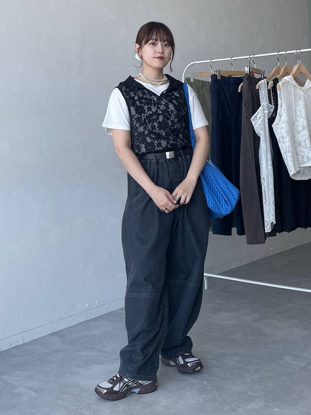 ブラック系のベルトを着用したレディースの夏コーディネートの8枚目の写真