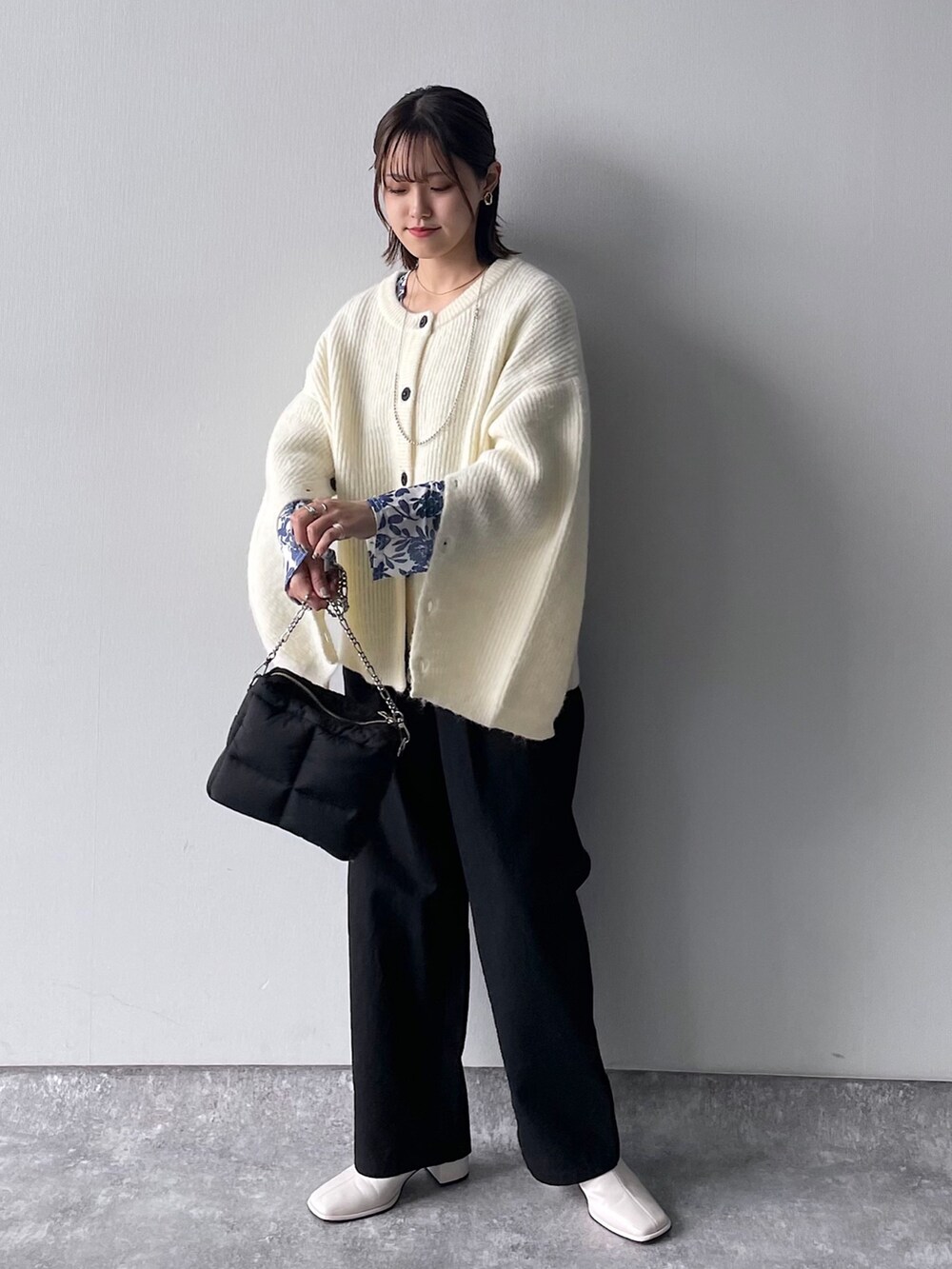 ブラック系のその他パンツ、ホワイト系のブーツ、パープル系のTシャツ/カットソーを着用したレディースの冬コーディネートの5枚目の写真