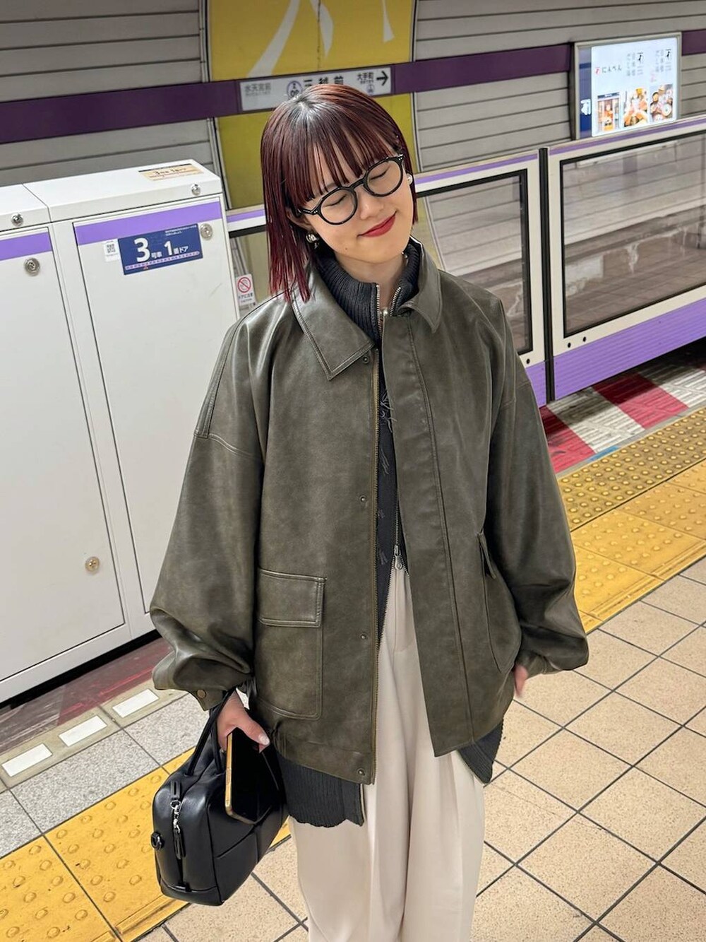 ブラウン系のブルゾン、ベージュ系のスラックス、グレー系のニット/セーターを着用したレディースの秋コーディネートの3枚目の写真