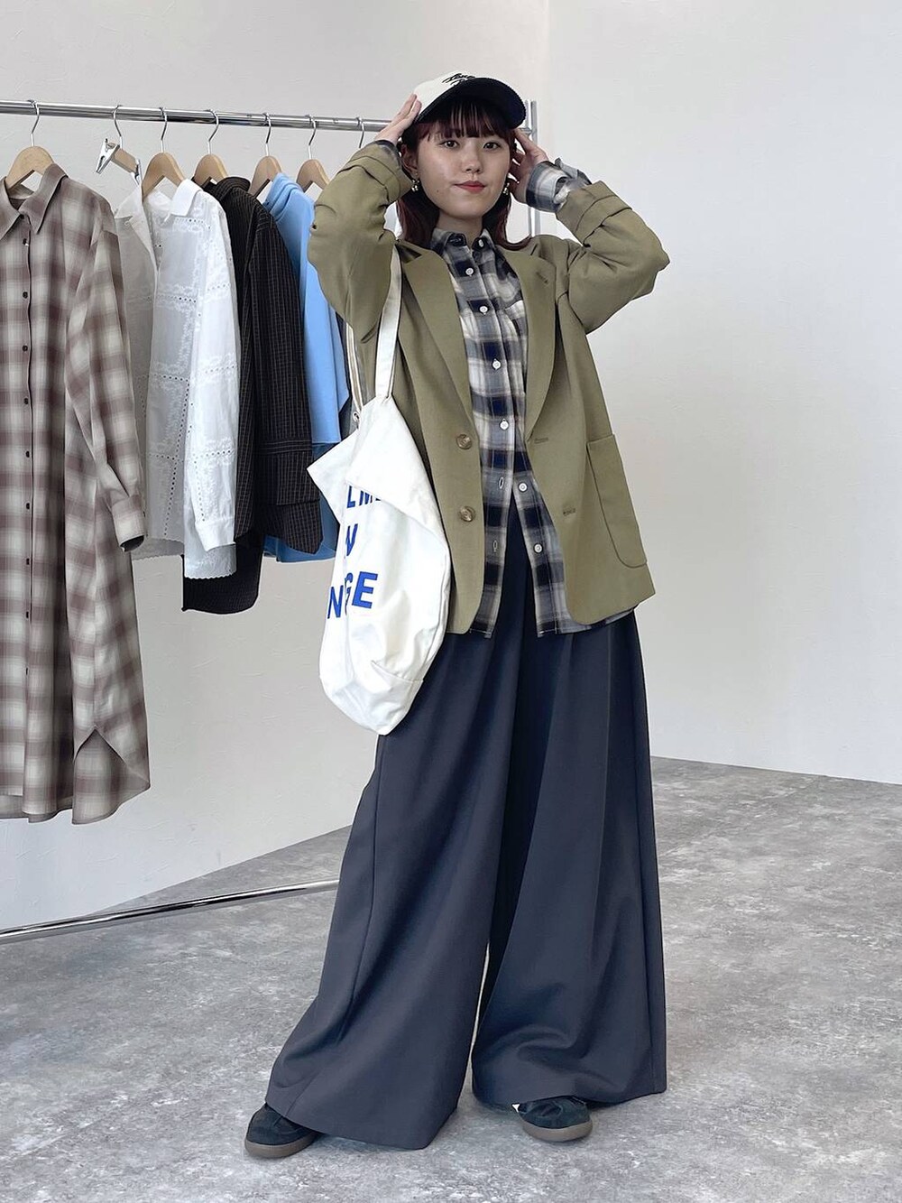 その他のその他パンツ、その他のシャツ/ブラウス、ベージュ系のテーラードジャケットを着用したレディースの秋コーディネートの4枚目の写真