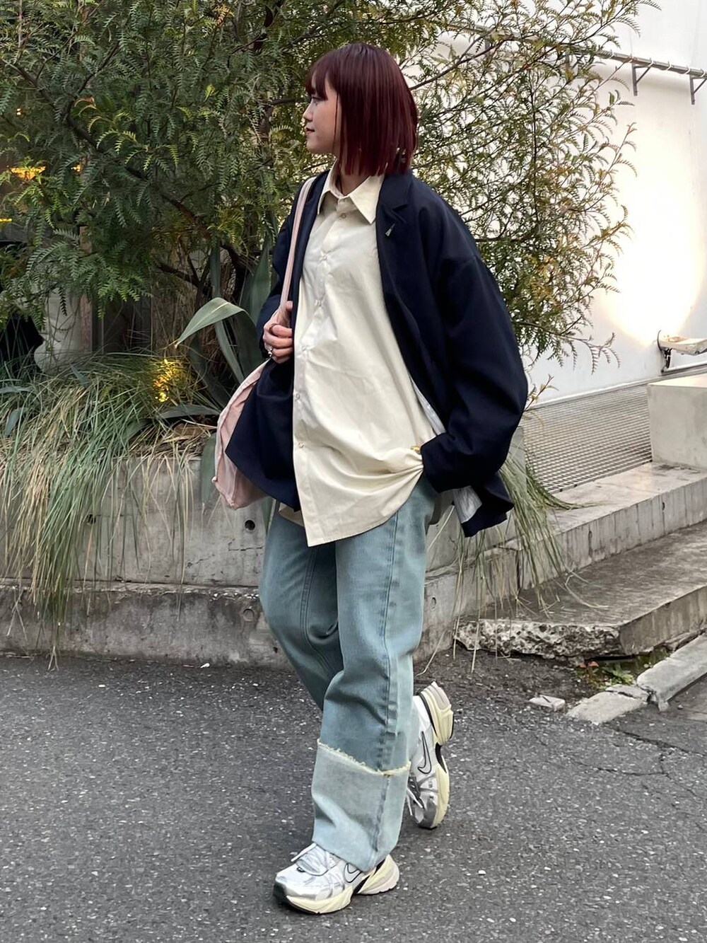 ブルー系のテーラードジャケット、ベージュ系のシャツ/ブラウス、ブルー系のデニムパンツを着用したレディースの春コーディネートの7枚目の写真