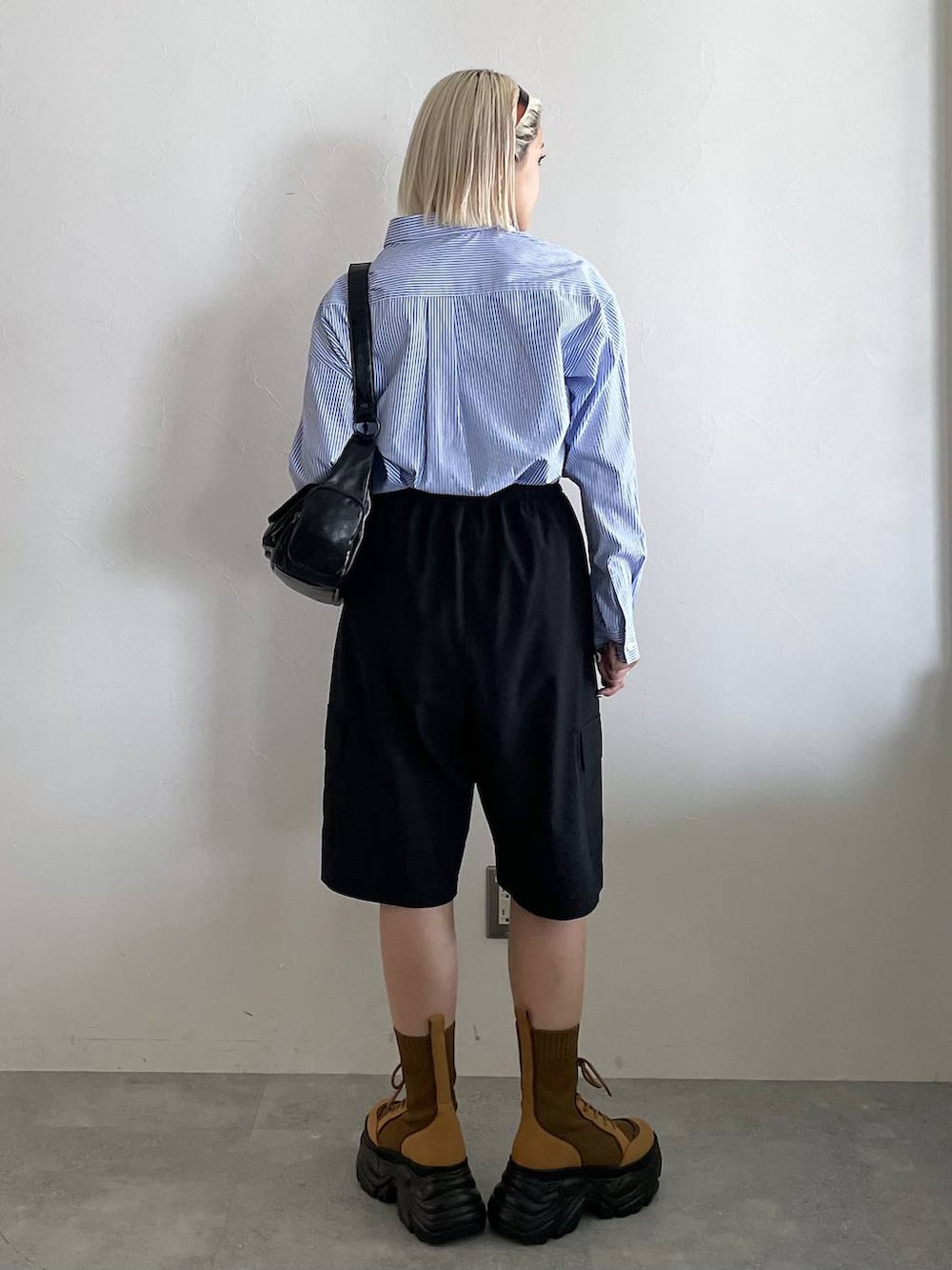 「シャツ、シャツスタイル、キッズ服、低身長、カジュアル、着痩せ・細見え、PAGEBOY、骨格ストレート_PAGEBOY、ブルベ夏_PAGEBOY、エレガント_PAGEBOY、GLOBAL WORK、ハーフパンツ、秋コーデ」｜「PAGEBOYのレースアップソックスブーツ（ブーツ、ブラウン系）」を使った、mitaさん（レディース・155cm）の秋コーディネートの2枚目の写真