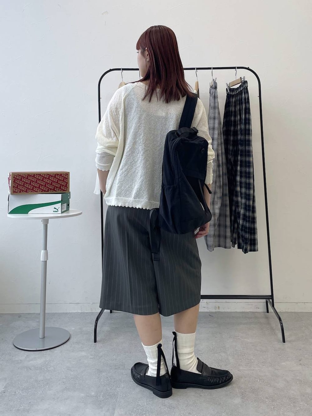 ブラック系のローファー、ブラック系のバックパック/リュック、グレー系のスラックスを着用したレディースの春コーディネートの4枚目の写真