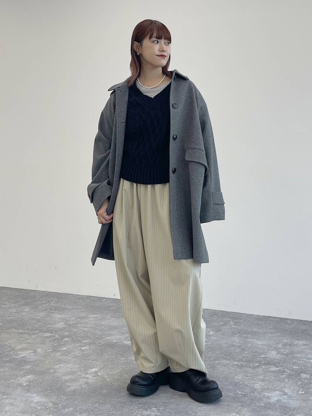 グレー系のその他アウター、グレー系のTシャツ/カットソー、ブラック系のベストを着用したレディースの秋コーディネートの5枚目の写真