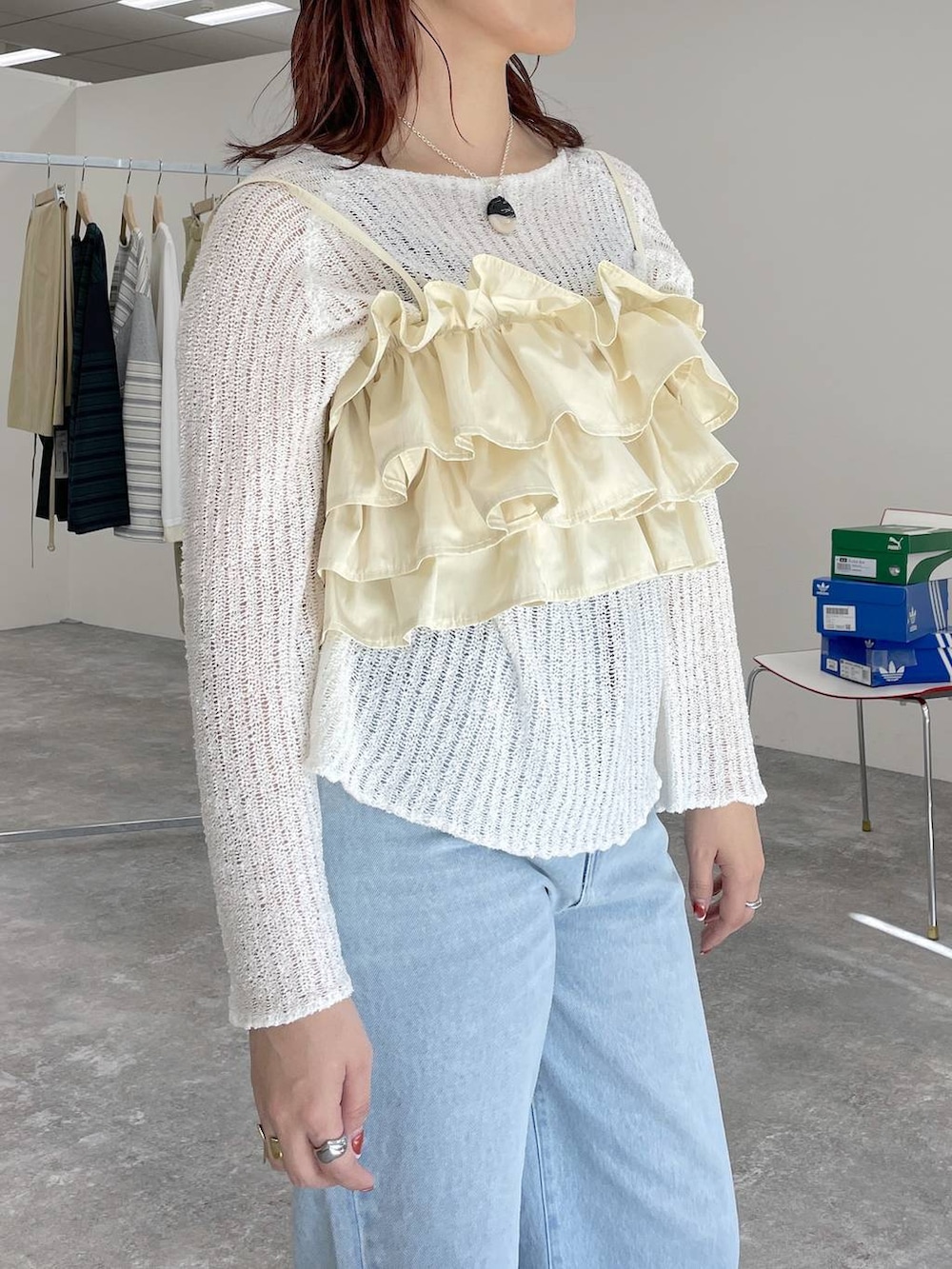 ブラック系のローファー、ブルー系のトートバッグ、ブルー系のデニムパンツを着用したレディースの春コーディネートの6枚目の写真