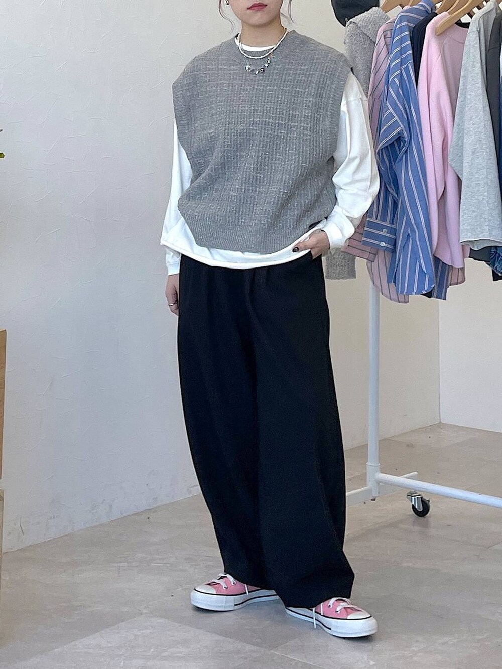 ブラック系のその他パンツ、ホワイト系のTシャツ/カットソー、グレー系のベストを着用したレディースの冬コーディネートの2枚目の写真