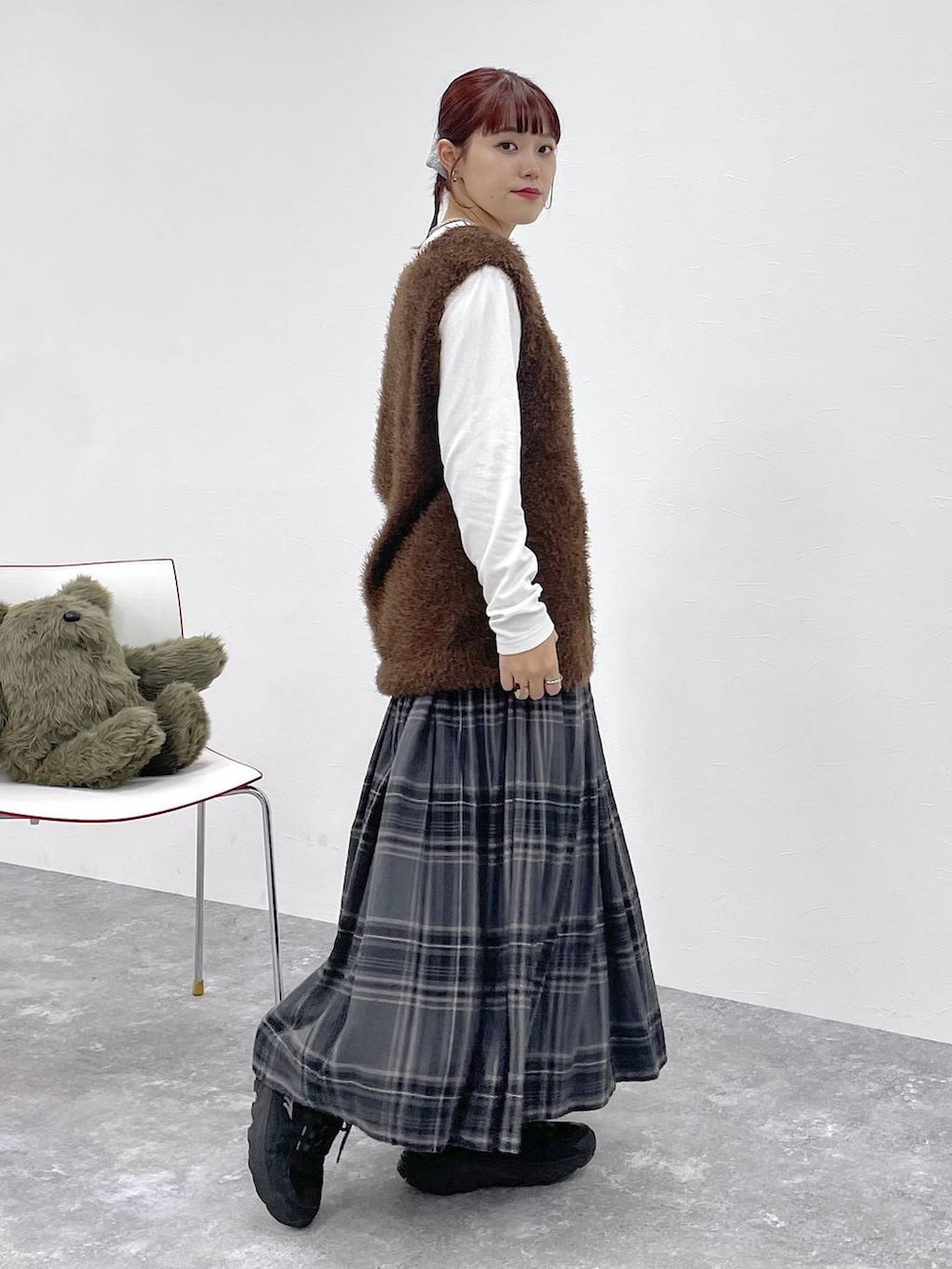 ホワイト系のTシャツ/カットソー、グレー系のスカートを着用したレディースの秋コーディネートの3枚目の写真