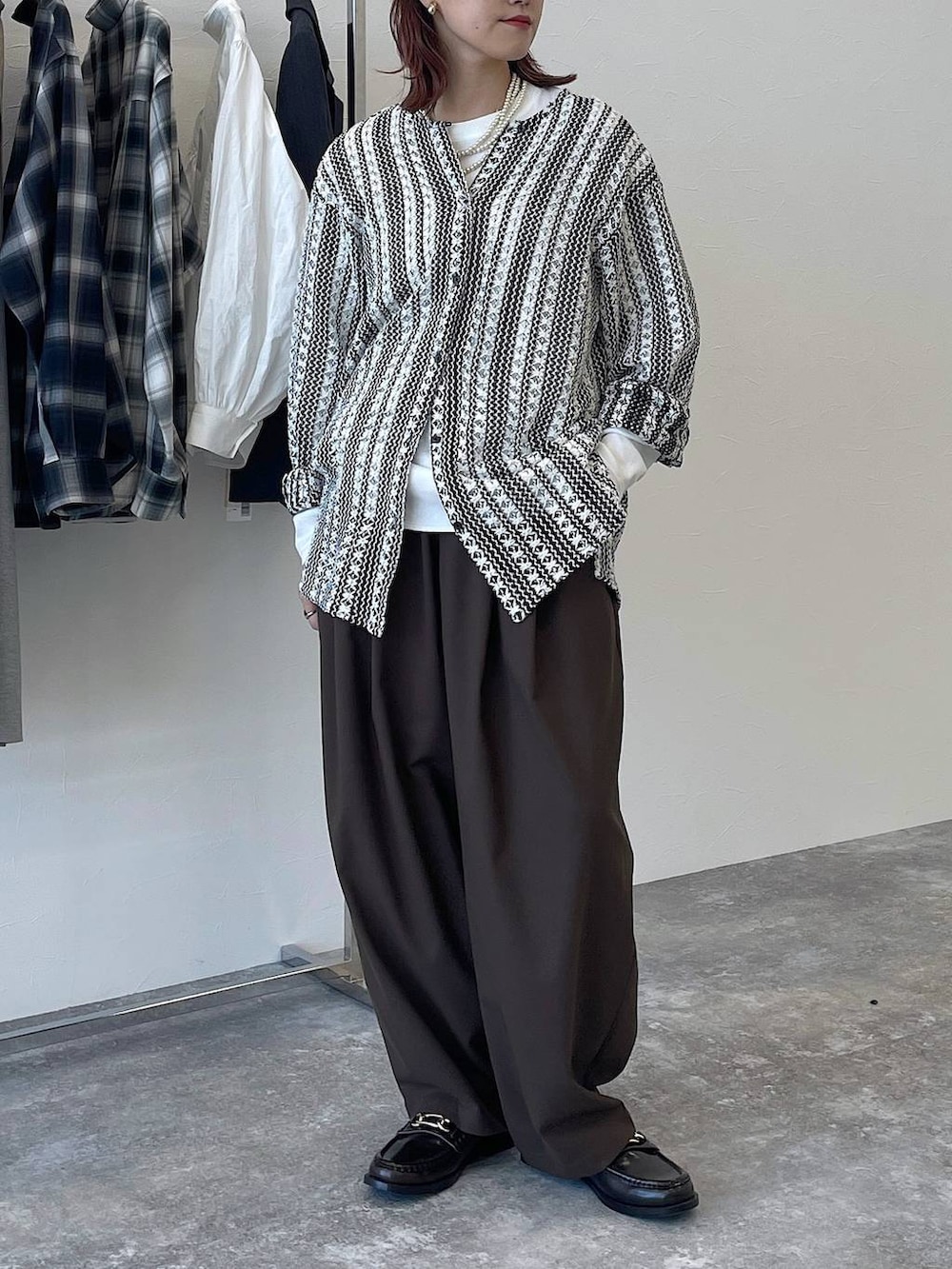 ブラウン系のその他パンツ、グレー系のTシャツ/カットソー、その他のシャツ/ブラウスを着用したレディースの秋コーディネートの4枚目の写真