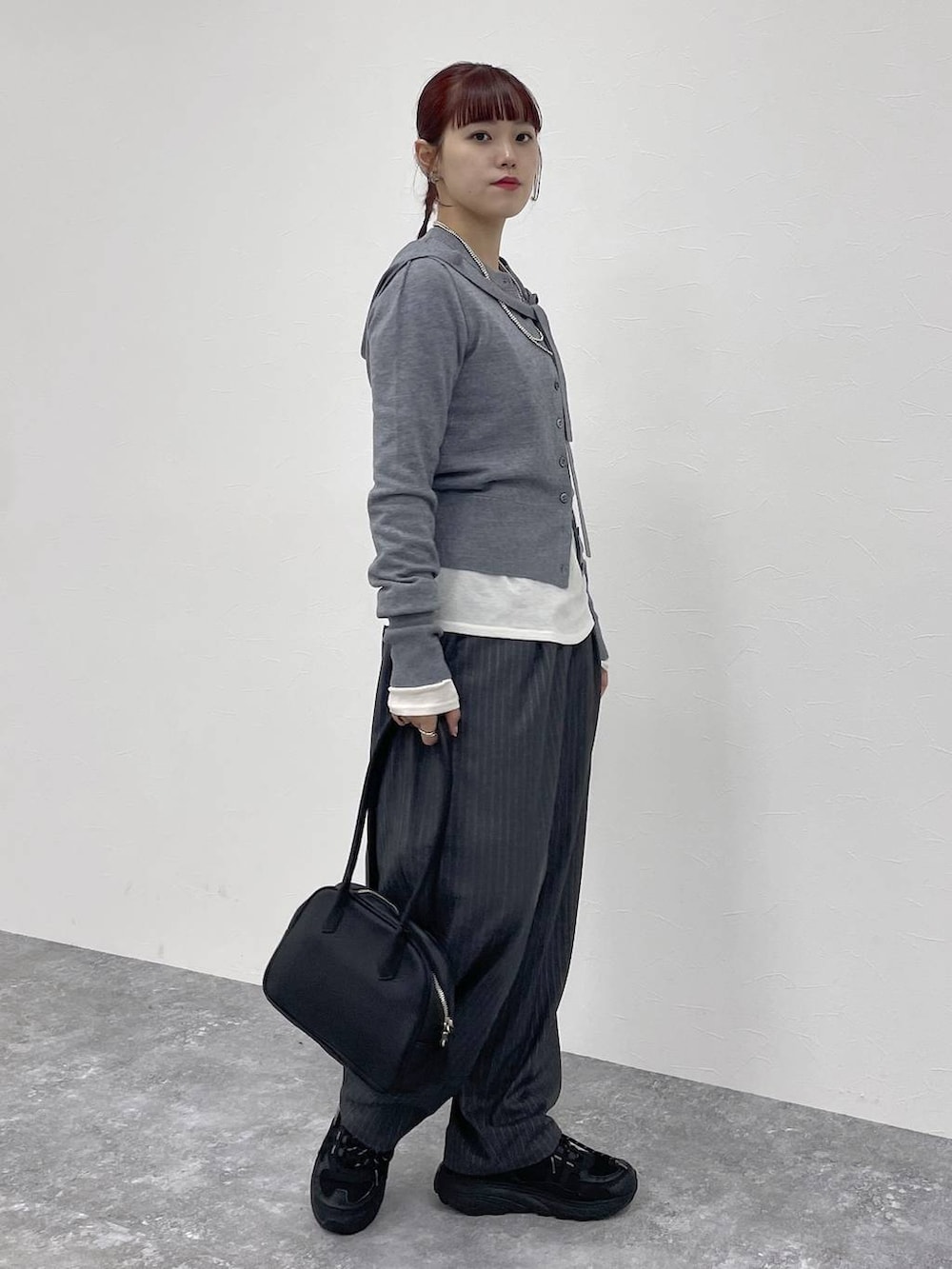 ホワイト系のTシャツ/カットソーを着用したレディースの秋コーディネートの2枚目の写真