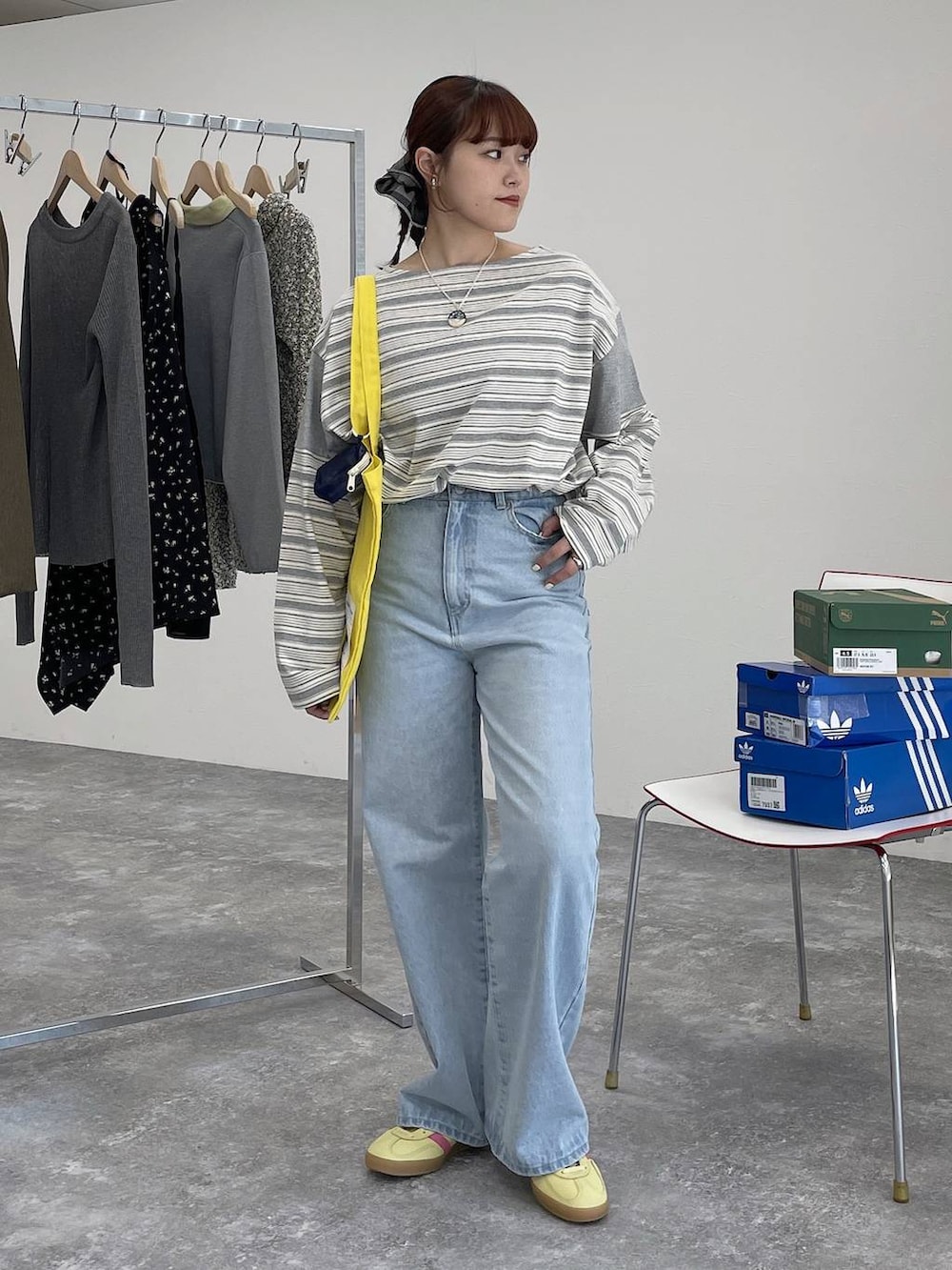 イエロー系のトートバッグ、ブルー系のデニムパンツ、グレー系のTシャツ/カットソーを着用したレディースの冬コーディネートの5枚目の写真