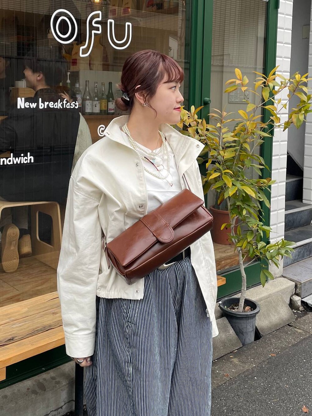 ホワイト系のTシャツ/カットソー、その他のその他パンツ、ベージュ系のブルゾンを着用したレディースの春コーディネートの2枚目の写真