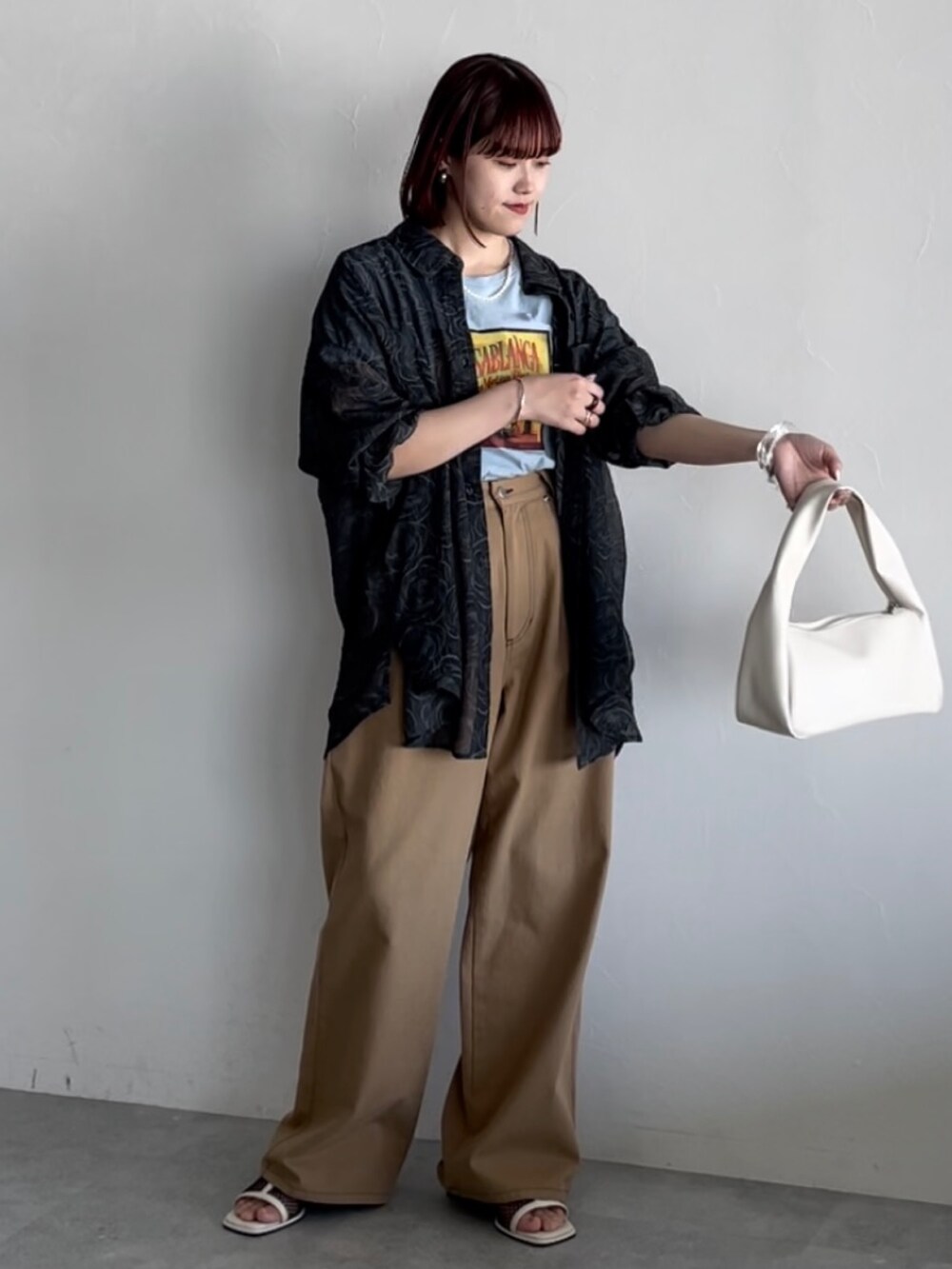 ブラック系のシャツ/ブラウス、ブルー系のTシャツ/カットソー、ベージュ系のその他パンツを着用したレディースの春コーディネートの4枚目の写真