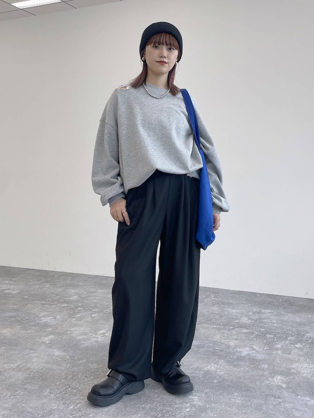 グレー系のスウェット、ブラック系のニットキャップ/ビーニーを着用したレディースの秋コーディネートの2枚目の写真