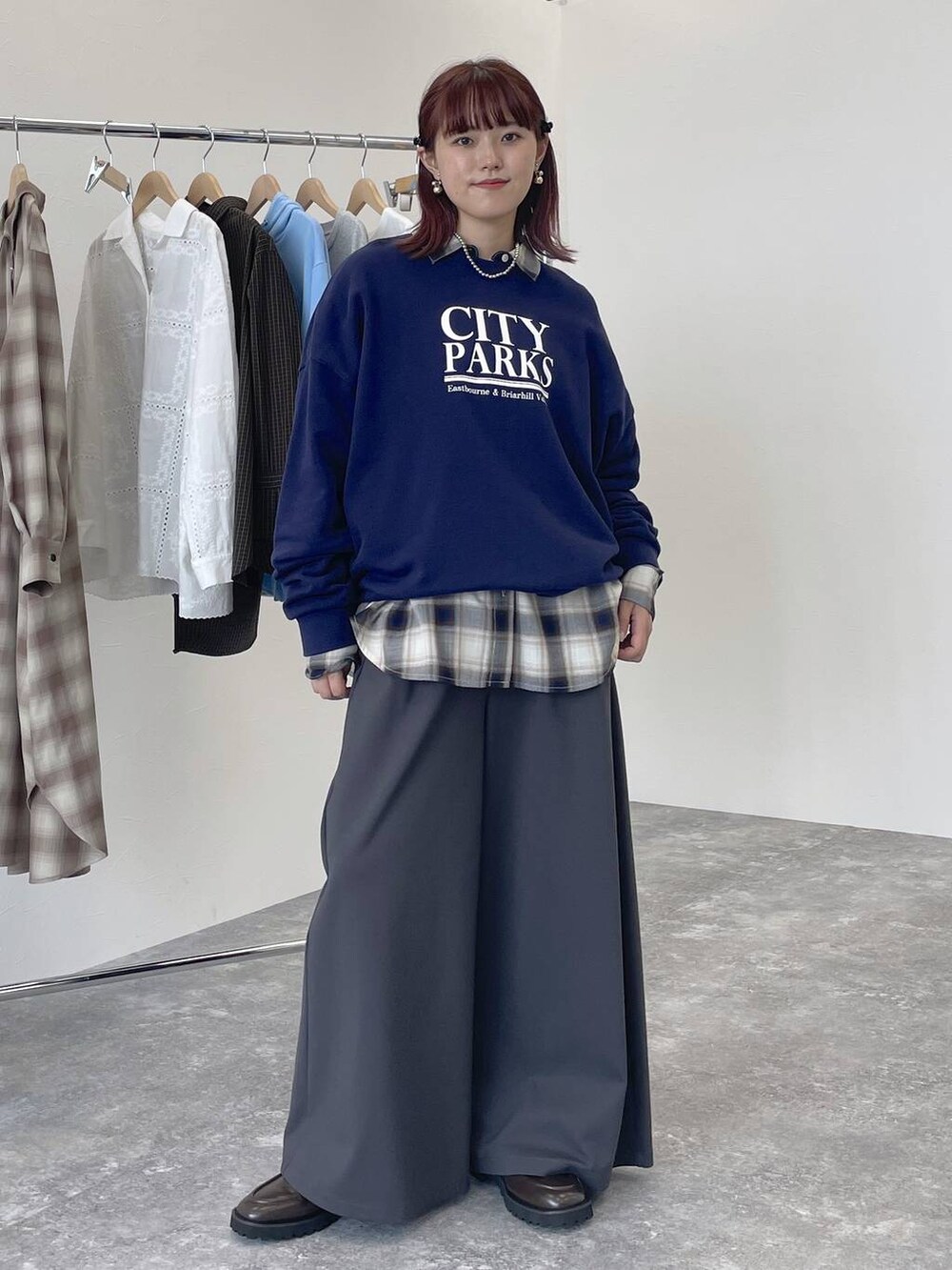 その他のその他パンツ、ブラウン系のローファー、その他のシャツ/ブラウスを着用したレディースの秋コーディネートの4枚目の写真