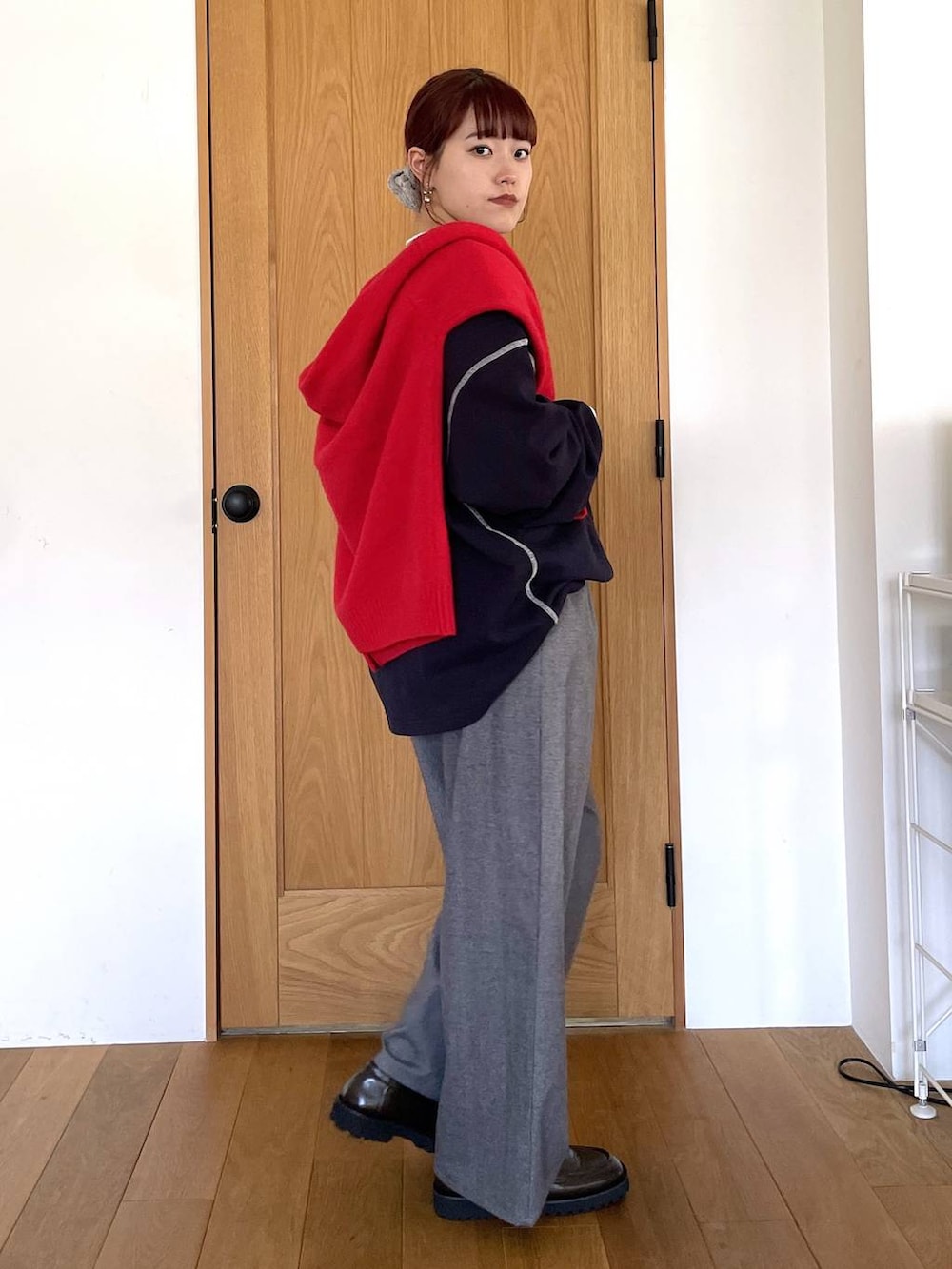 ブラウン系のローファー、レッド系のカーディガン/ボレロを着用したレディースの秋コーディネートの2枚目の写真