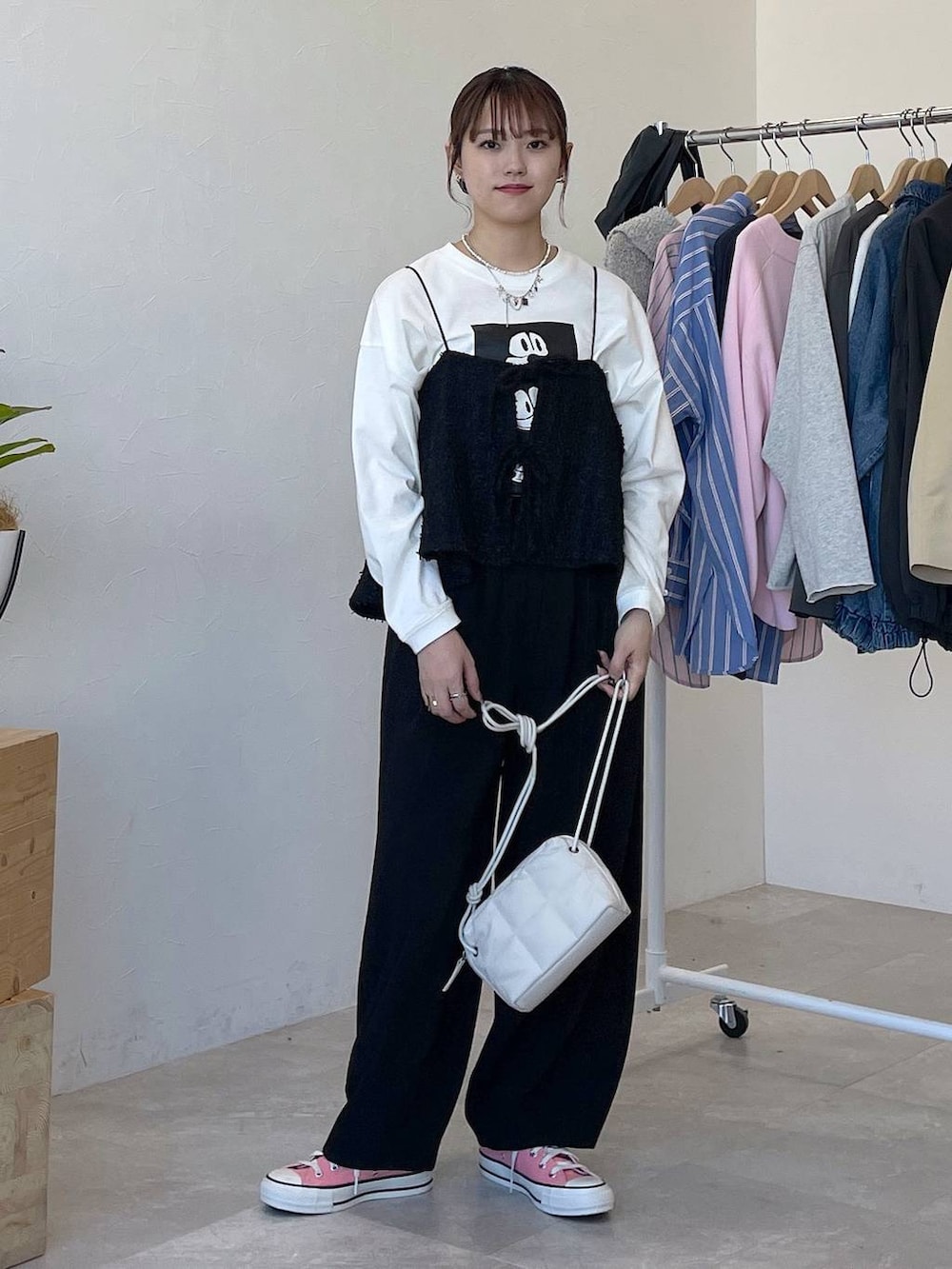 「低身長、カジュアル、着痩せ・細見え、クリップスタッフ_studio CLIP、骨格ストレート、着痩せ、studio CLIP、モノトーン、ビスチェ、レイヤードスタイル」｜「studio CLIPの【みんなのリクエストパンツ】タックコクーンパンツ[プチ・プラスサイズあり]《オケージョン2025》（その他パンツ、ブラック系）」を使った、mitaさん（レディース・155cm）の春コーディネートの6枚目の写真