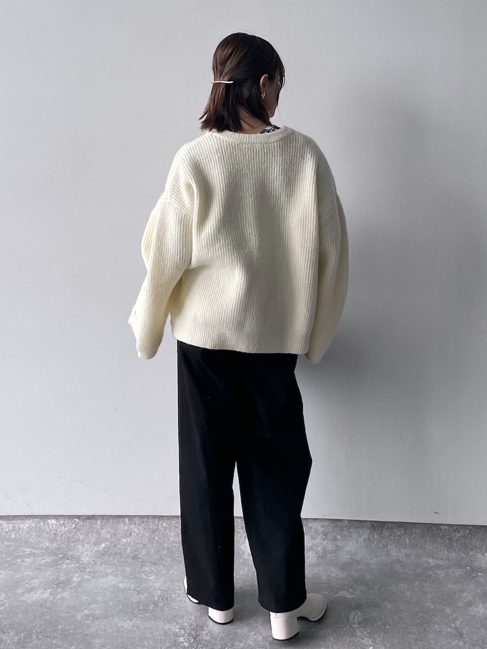 ブラック系のその他パンツ、ホワイト系のブーツ、パープル系のTシャツ/カットソーを着用したレディースの冬コーディネートの4枚目の写真