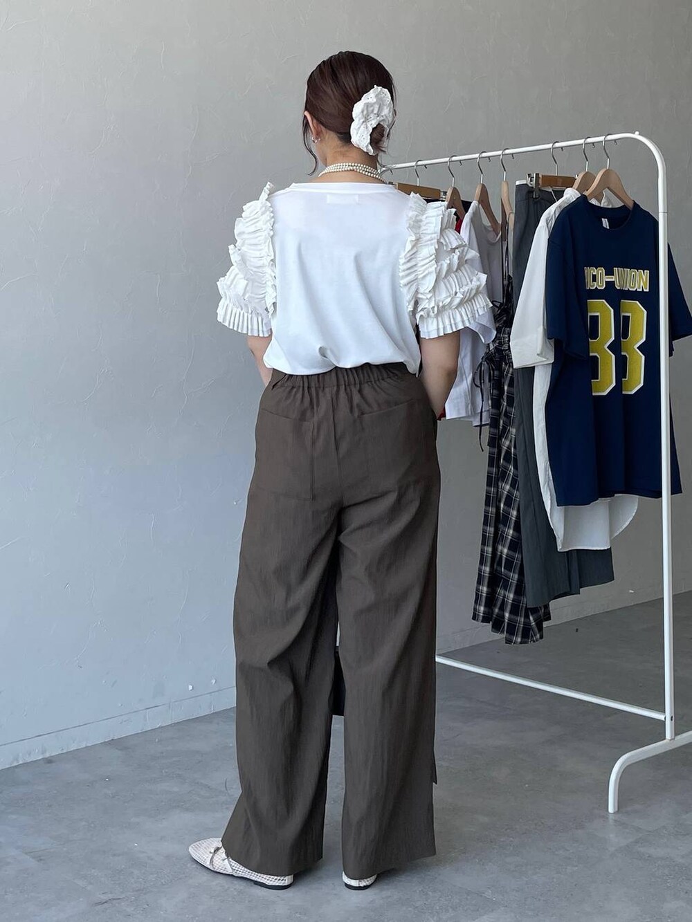 ブラウン系のショルダーバッグ、ホワイト系のTシャツ/カットソー、ブラウン系のその他パンツを着用したレディースの夏コーディネートの3枚目の写真