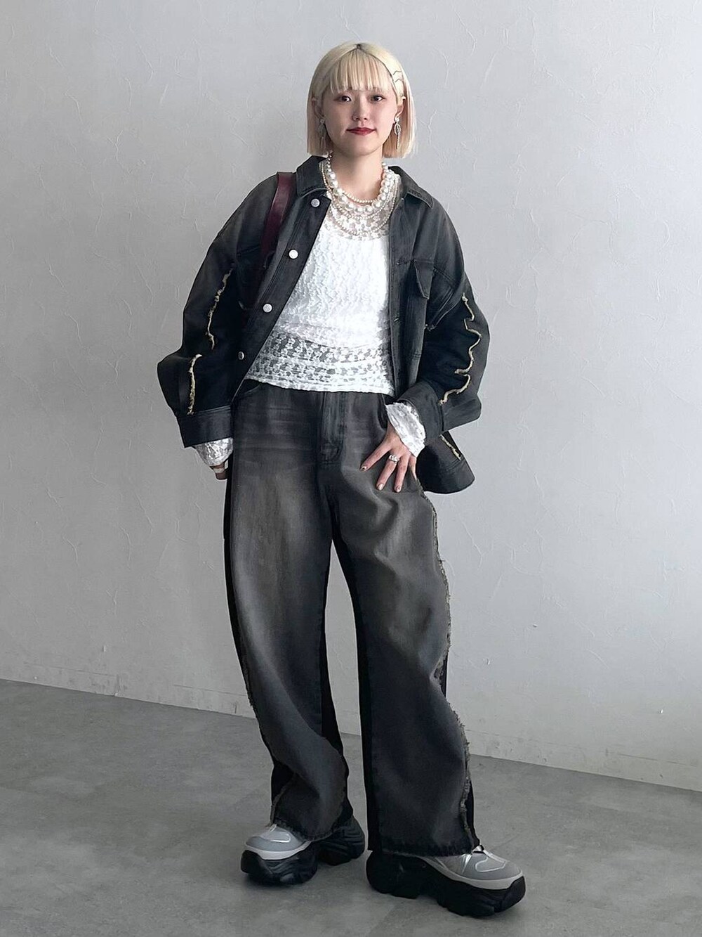 ホワイト系のTシャツ/カットソー、ブラック系のデニムパンツ、ブラック系のブルゾンを着用したレディースの夏コーディネートの4枚目の写真