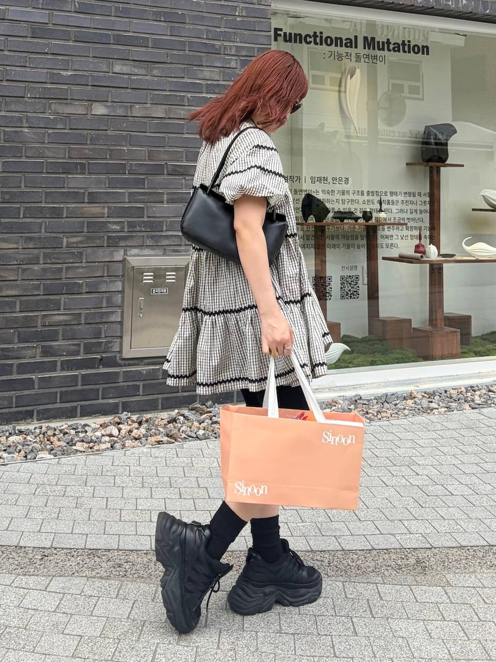 ブラック系のスニーカー、ブラック系のその他パンツ、ホワイト系のワンピースを着用したレディースの夏コーディネートの2枚目の写真