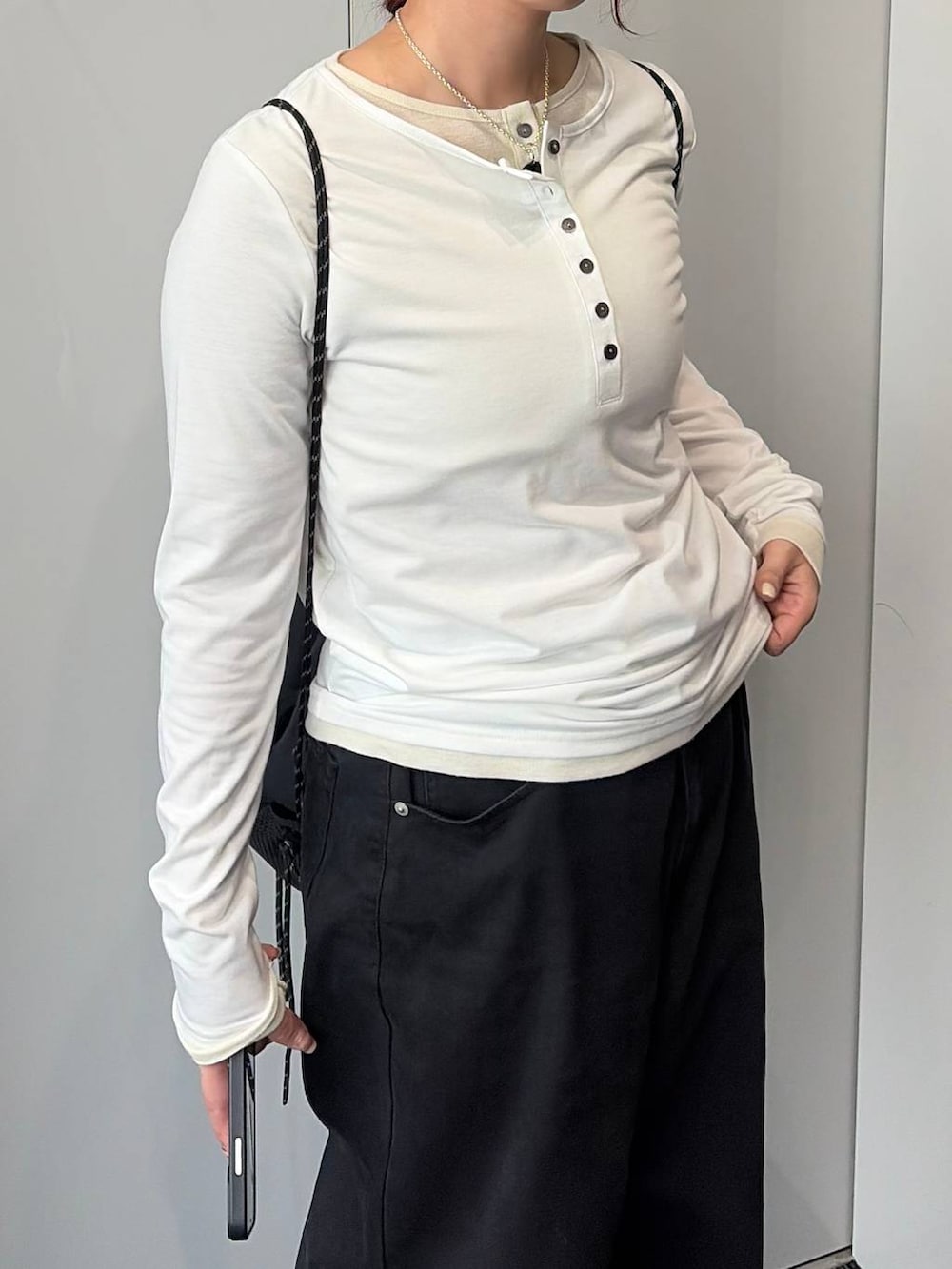 ブラック系のデニムパンツを着用したレディースの春コーディネートの4枚目の写真