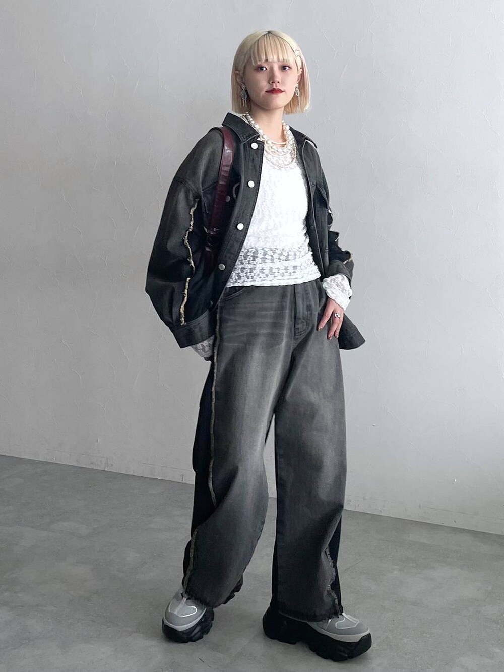 ホワイト系のTシャツ/カットソー、ブラック系のデニムパンツ、ブラック系のブルゾンを着用したレディースの夏コーディネートの8枚目の写真