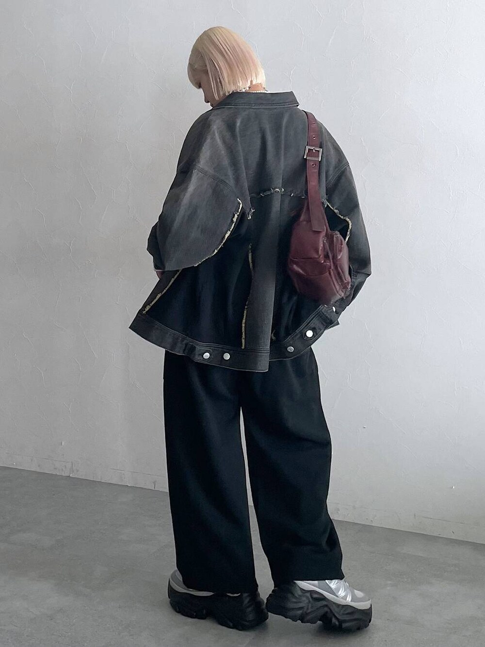 ホワイト系のTシャツ/カットソー、ブラック系のデニムパンツ、ブラック系のブルゾンを着用したレディースの夏コーディネートの5枚目の写真