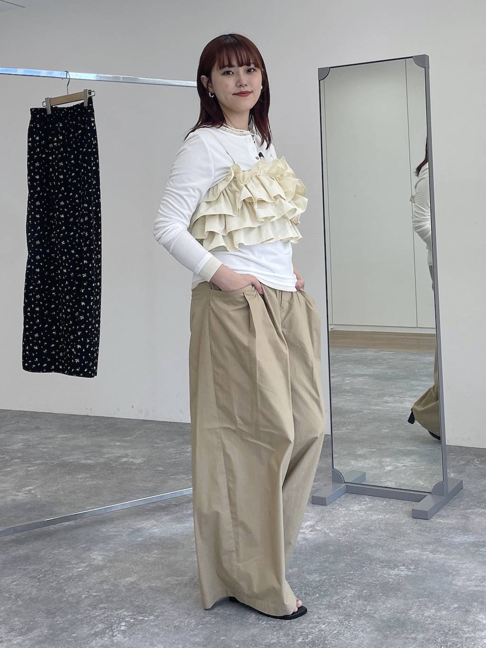 ホワイト系のTシャツ/カットソー、ホワイト系のキャミソール、ベージュ系のチノパンツを着用したレディースの春コーディネートの2枚目の写真