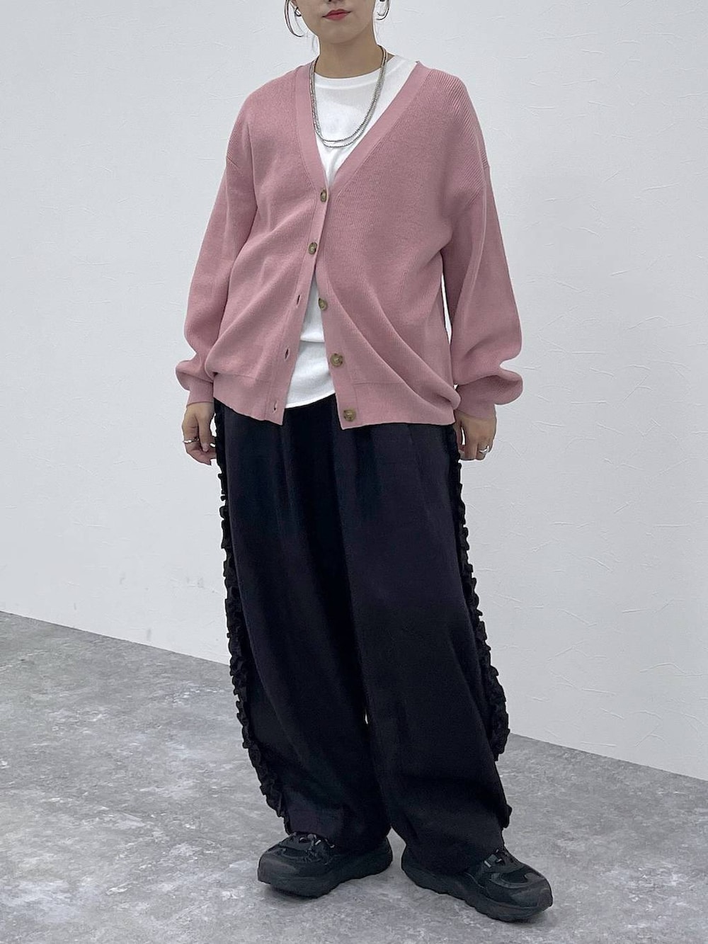 ホワイト系のTシャツ/カットソー、ピンク系のカーディガン/ボレロ、ブラック系のその他パンツを着用したレディースの秋コーディネートの4枚目の写真