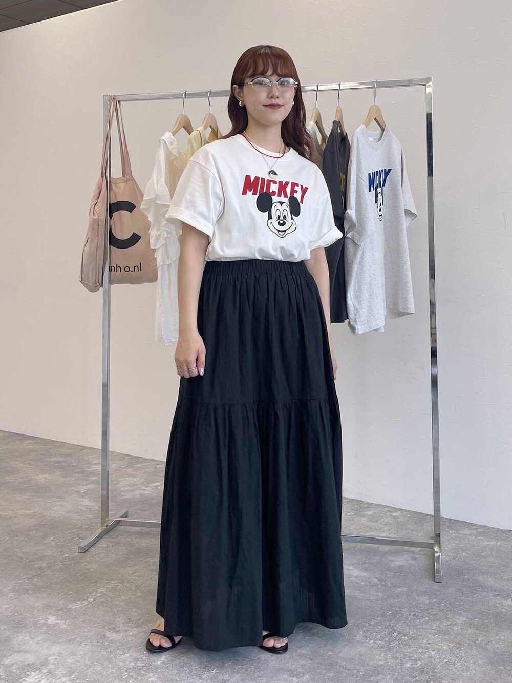 ホワイト系のTシャツ/カットソーを着用したレディースの夏コーディネートの2枚目の写真