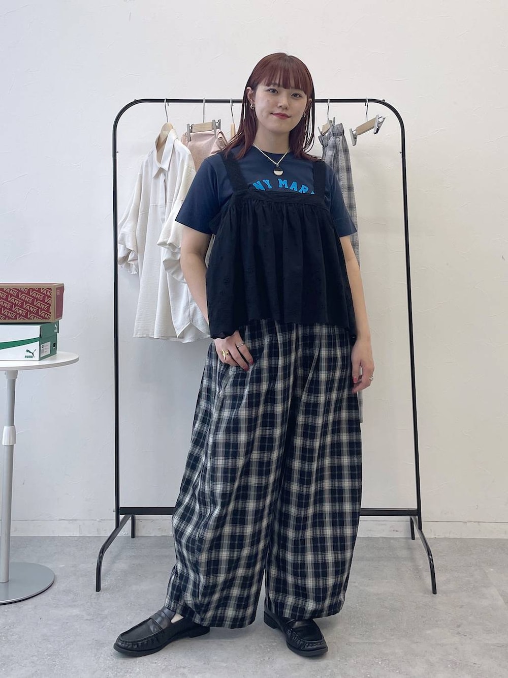 ブラック系のベスト、ブルー系のTシャツ/カットソーを着用したレディースの春コーディネートの5枚目の写真