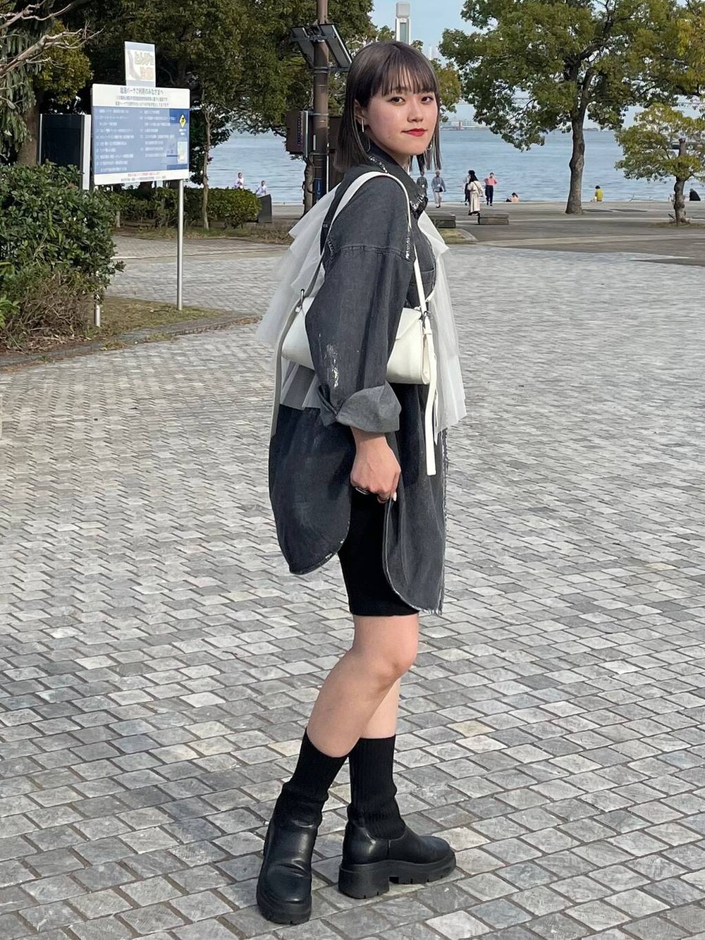 ブラック系のその他パンツ、ブラック系のシャツ/ブラウス、ホワイト系の付け襟を着用したレディースの冬コーディネートの3枚目の写真