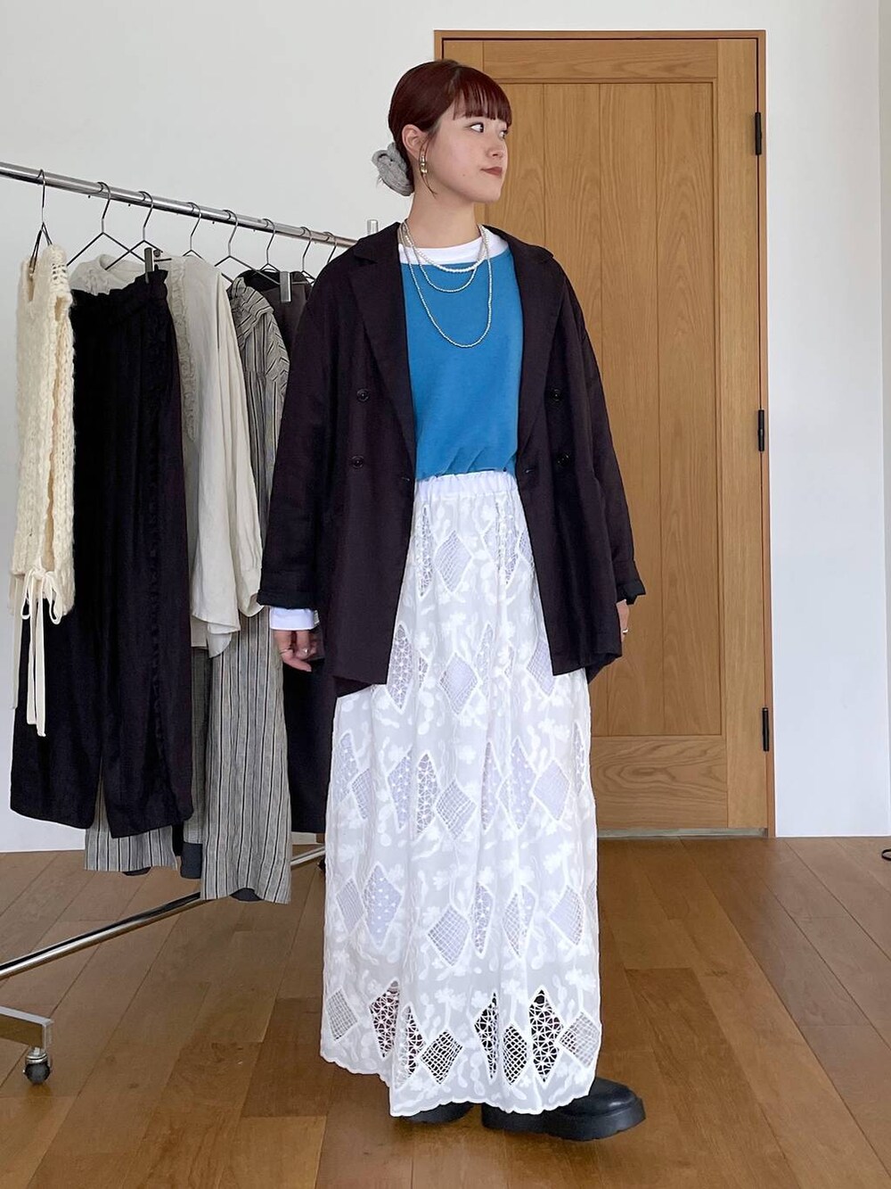 ブラック系のブーツ、その他のTシャツ/カットソー、ブルー系のニット/セーターを着用したレディースの秋コーディネートの6枚目の写真