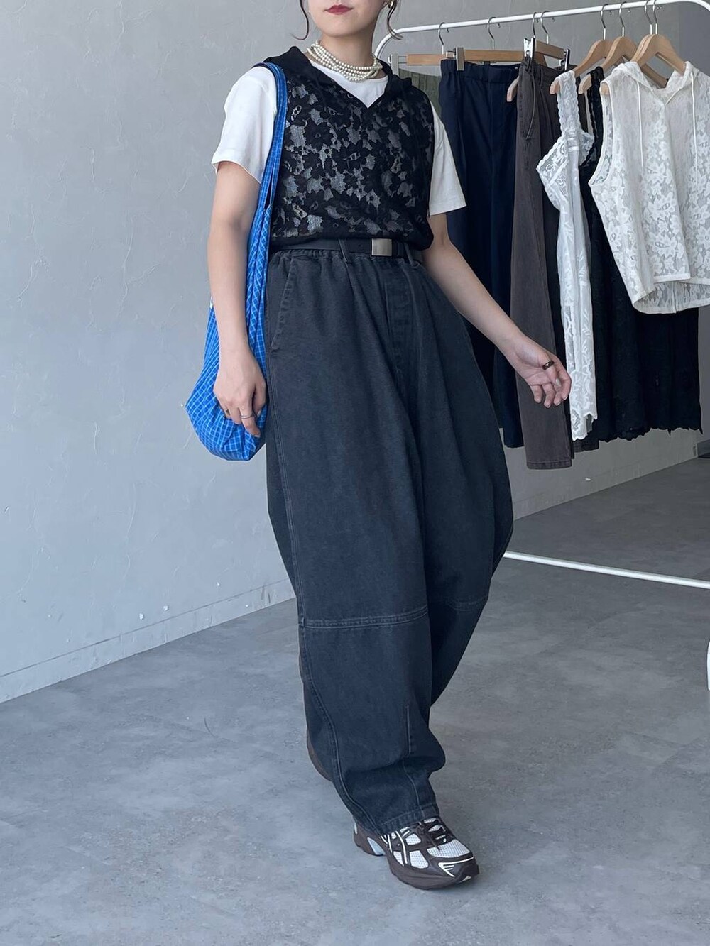 ブラック系のベルトを着用したレディースの夏コーディネートの2枚目の写真