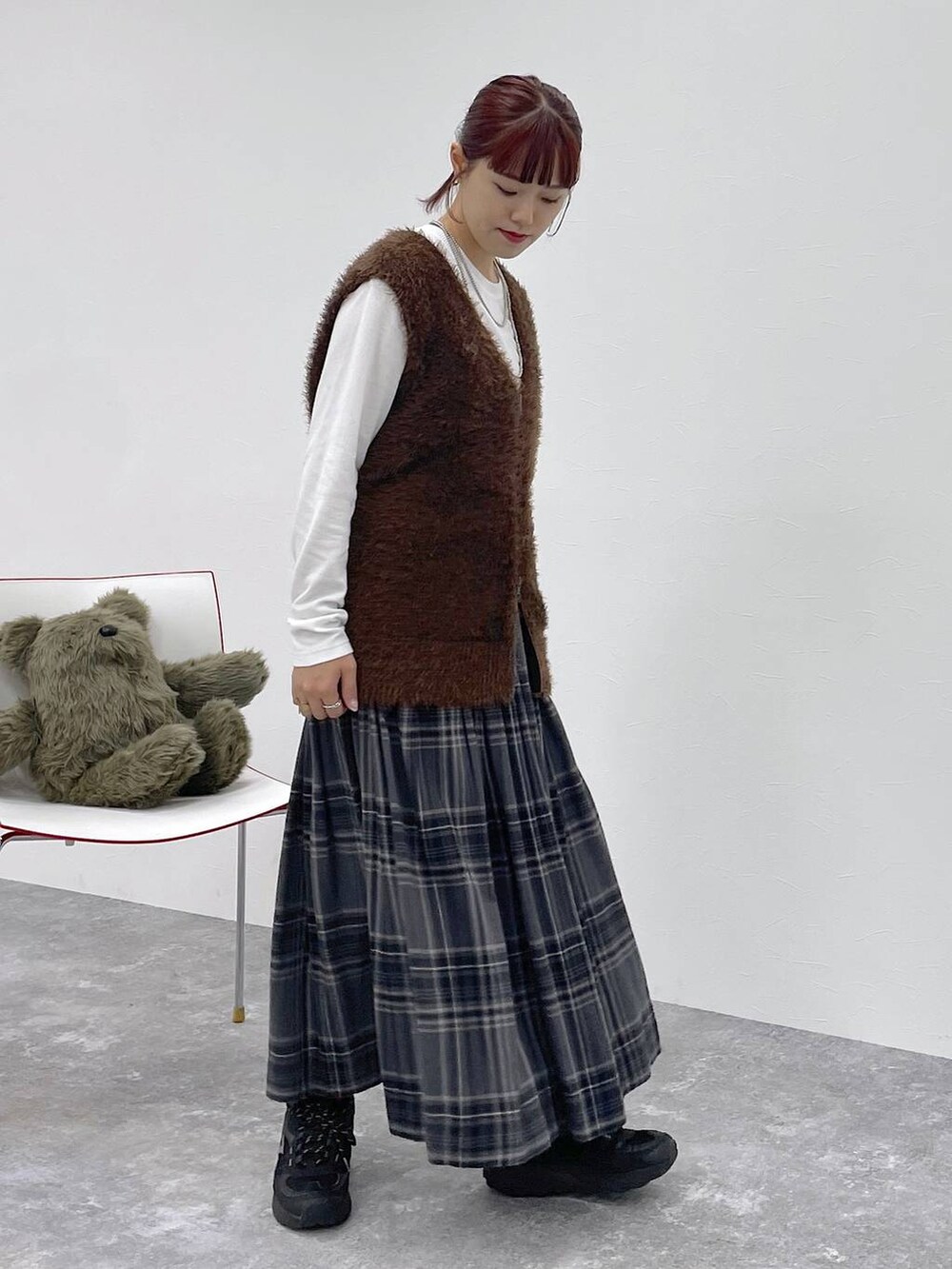 ホワイト系のTシャツ/カットソー、グレー系のスカートを着用したレディースの秋コーディネートの2枚目の写真